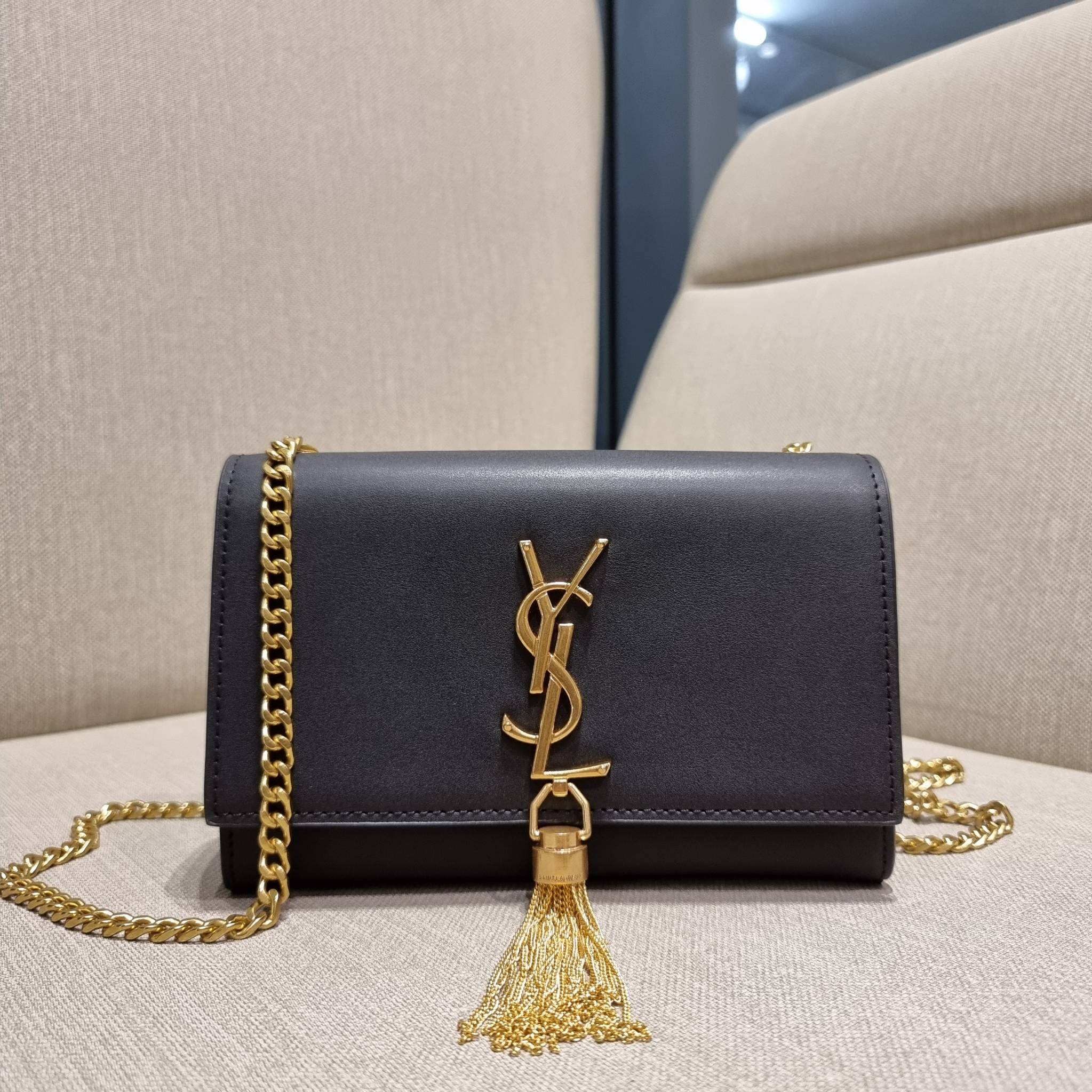 Yves Saint laurent small kate bag สุดหรู ทรง woc ที่แสนจะฮอตปรอทแตก ดีไซน์เรียบ แต่แอบมีดีเทลความหรูที่พู่ห้อยสีทองโดดเด่น เพิ่มความแพงอีกหนึ่ง วัสดุหนังแท้สัมผัสดีงาม ใช้งานง่ายเพียงแค่เปิด-ปิดด้วยกระดุมแม่เหล็ก ภายในเป็นช่องโล่ง มีช่องใส่บัตร ใส่มือถือ 