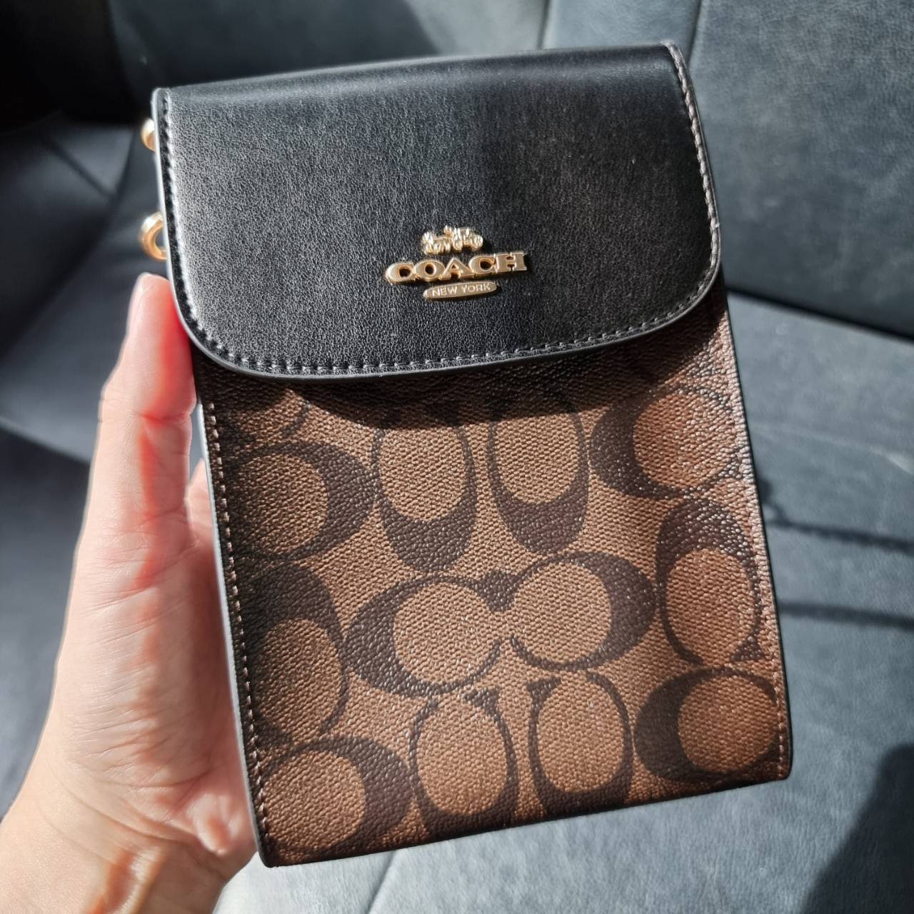 COACH 3051 RACHEL PHONE CROSSBODY IN SIGNATURE CANVAS HOT ITEM!! กระเป๋าสะพาย case phone ต้องมา ให้คุณพกพา gadget ล้ำไปได้ทุกที่ ใส่โทรศัพท์มือถือได้ทุกรุ่น ดีไซน์ใหญ่กว่าเดิม และยังมีช่องเก็บบัตรให้เพิ่มไปอีก ดีไซน์ลายซีคลาสสิค วัสดุหนังแคนวาส เปิด-ปิดด้