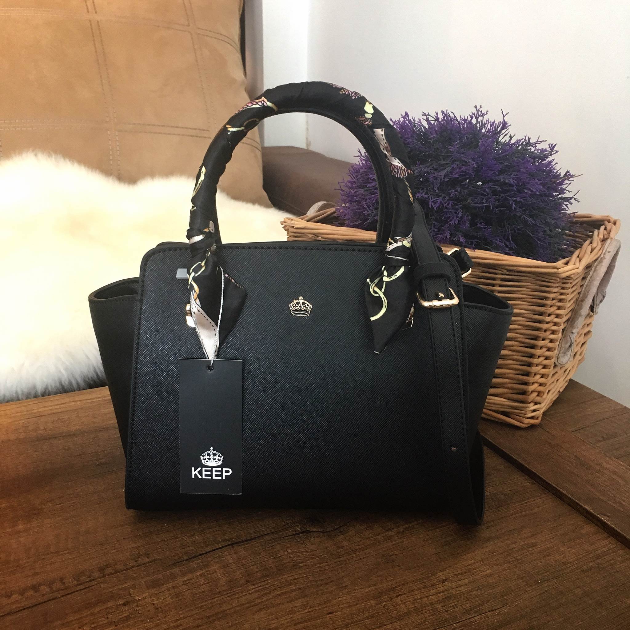 รุ่นใหม่ล่าสุด หนัง saffiano สวยมากๆค่า รุ่น KEEP Infinite office bag สวย น่ารัก ขนาดตอบทุกโจทย์การใช้งาน เห็นแล้ว หลงรักเลยคะ 🌲ตัวกระเป๋าขนาดกำลังดีหนังsaffiano ลายสวยที่สำคัญ ดูแลรักษาง่าย ประดับด้วยผ้าพันหูกระเป๋ารุ่นพิเศษ ทำให้กระเป๋าเก๋ ขึ้น 