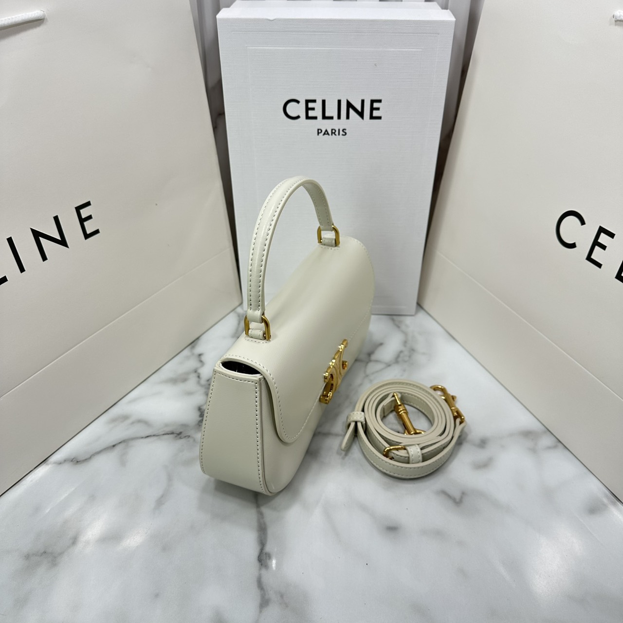 ORI หนังแท้ | CELINE TEEN CELINE LOLA IN shiny calfskin กระเป๋าสะพายทรงคลัช หนังเรียบผิวสัมผัสนุ่มลื่น คอลเลคชั่น Essentials เหนือกาลเวลาสำหรับผู้หญิงและผู้ชาย