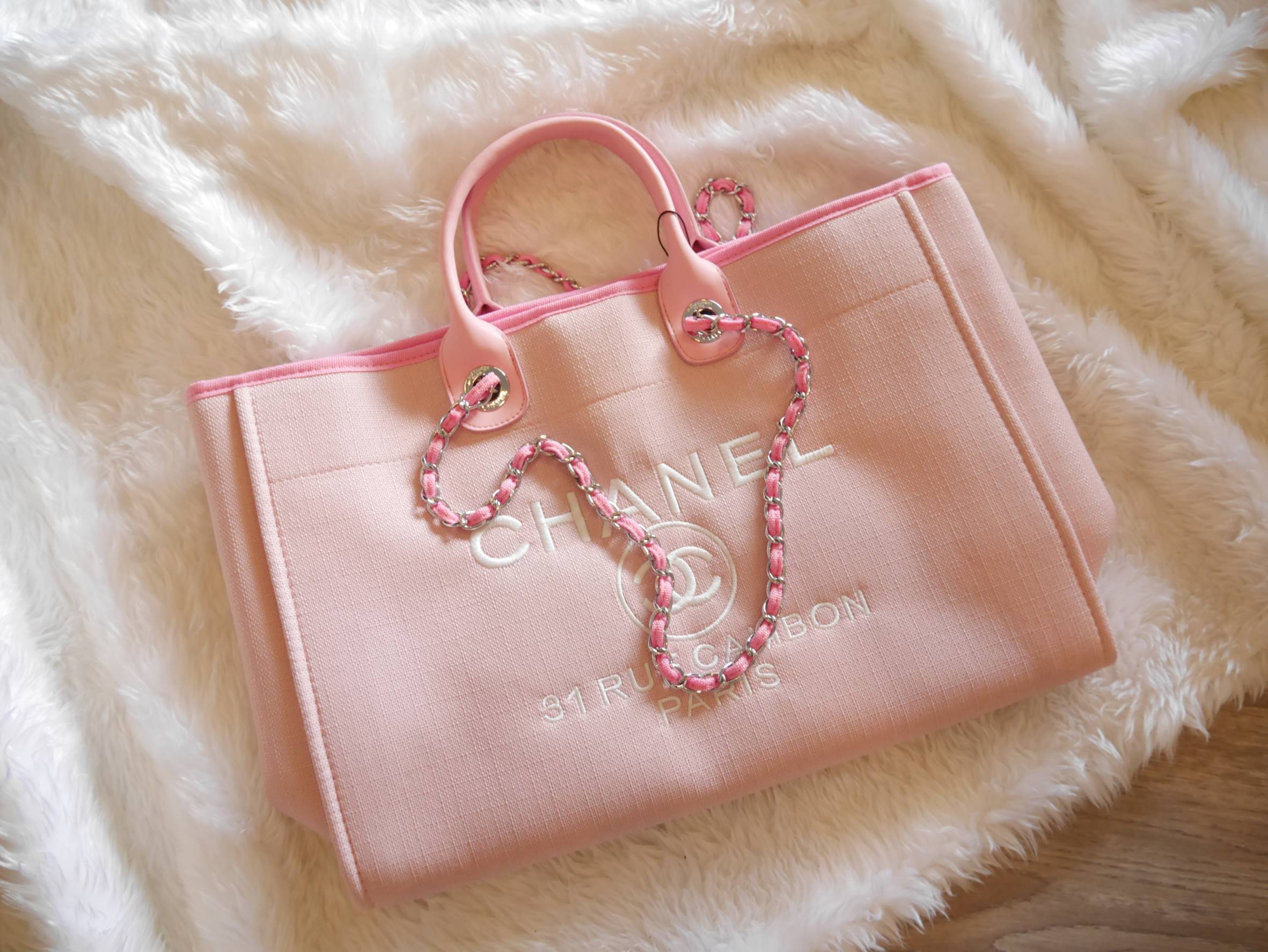 How Cute! 🎄🎄 รุ่นใหม่ล่าสุด!! ที่สาวๆรอคอย Chanel tote canvas bag จากงานพรีเมี่ยม VIP GIFT รุ่นดังเลยค้า Size ใหญ่อลัง บอกเลยว่า **งานดีที่สุด ตัวกระเป๋า กระเป๋าผ้าเป็นผ้า canvas เนื้อดีสมราคา สัมผัส นุ่มลื่นมือมากกกก อะไหล่เงินปั้มแบรนด์แ