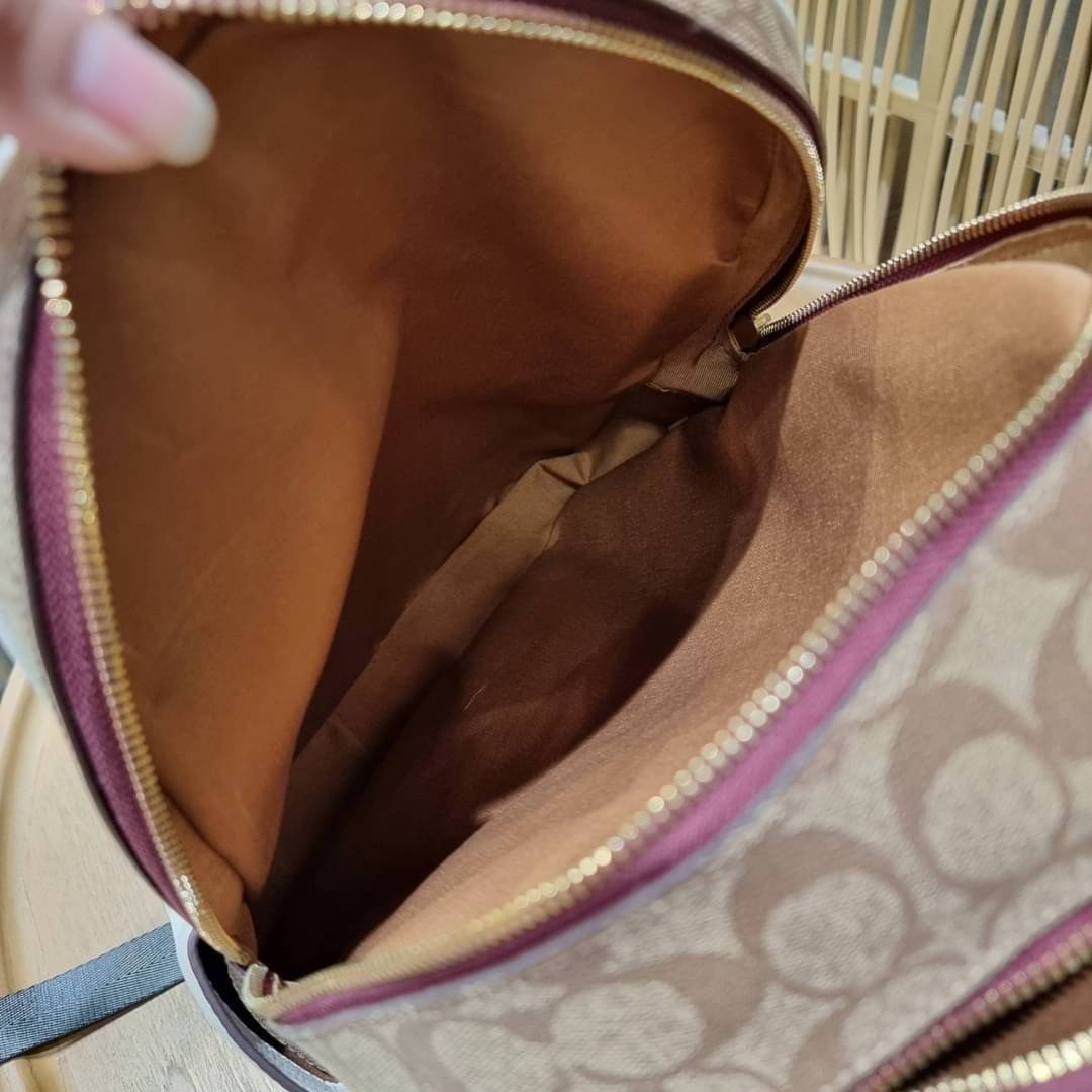 COACH C4115 COACHxPEANUTS COURT BACKPACK IN SIGNATURE CANVAS WITH VARSITY PATCHES แรงดีไม่มีตก กับคอลเลคชั่นที่ใครๆก็หลงรัก กระเป๋าเป้ทรงสวย ดีไซน์ตกแต่งลายสนูปพี โดดเด่นกว่าใคร วัสดุหนังแคนวาสสลับหนัง pepble ลงตัวที่สุด เป็นไอเท็มที่น่ารักและแฝงความหรูเล