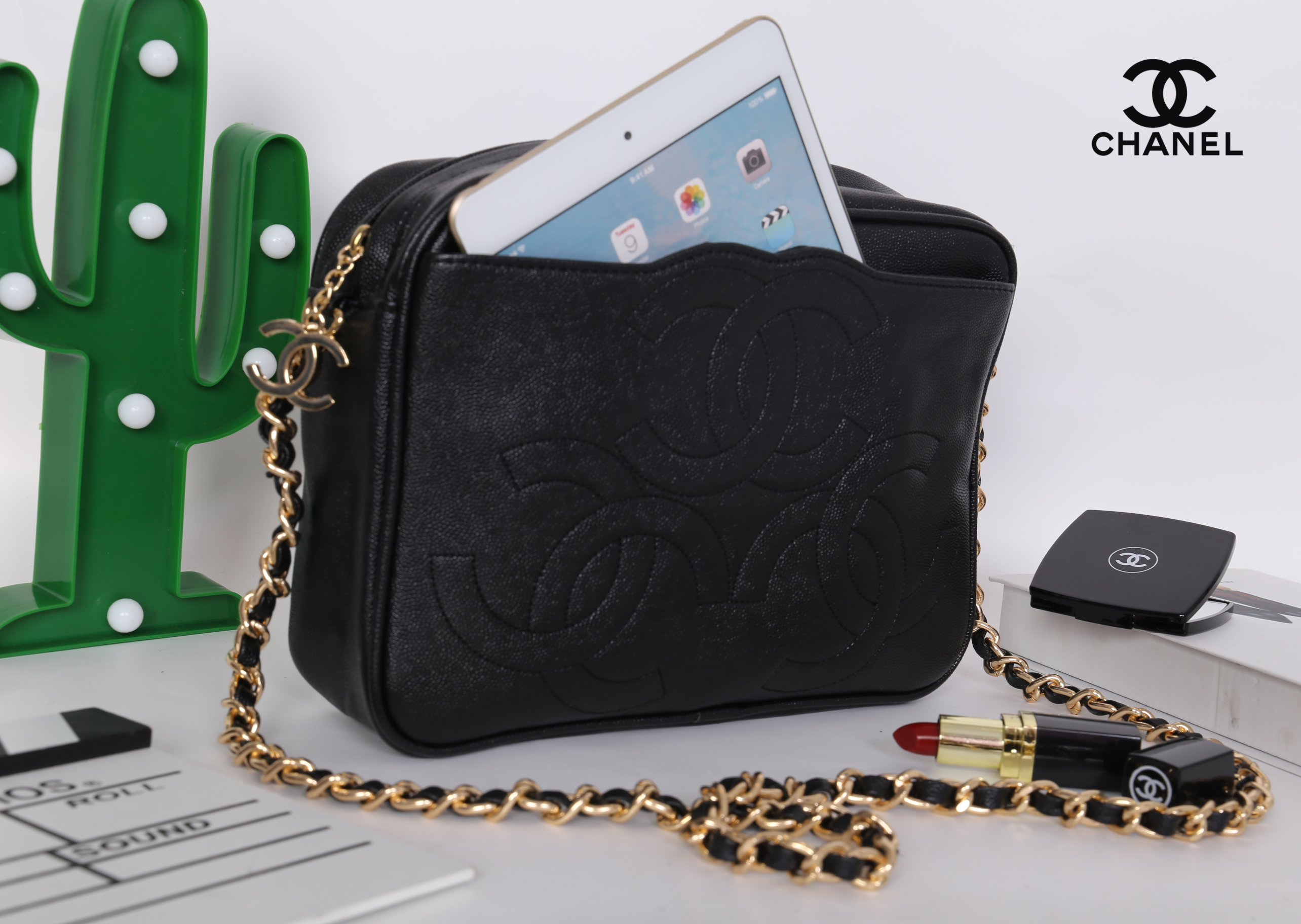 CHANEL chain caviar crossbody bag / Chanel Shoulder Bag With Chain กระเป๋าสะพายข้าง วัสดุหนังลายคาเวียร์ อะไหล่ทอง ด้านหน้ามี 1 ช่องโล่งใส่ Ipad ได้ ด้านหน้าเย็บโลโก้แบรนด์ สวยหรูมากๆ ค่ะ