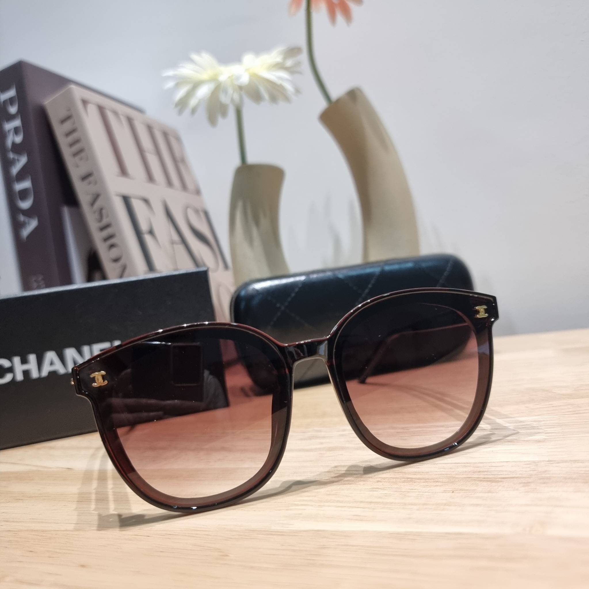 Chanel eye-glasses UV protection gift Box set สุดคุ้ม มาพร้อมอุปกรณ์ครบเซ็ท ดีไซน์ชิคมากแม่!! รับรองไม่ซ้ำใคร ใส่เสริมโหงวเฮ้ง ดูผู้ดี มีพกติดตัวไว้ไม่ตกเทรนด์ ใช้ได้ทุกโอกาส ทุกสถานการณ์ ใส่ที่บ้านถนอมสายตา