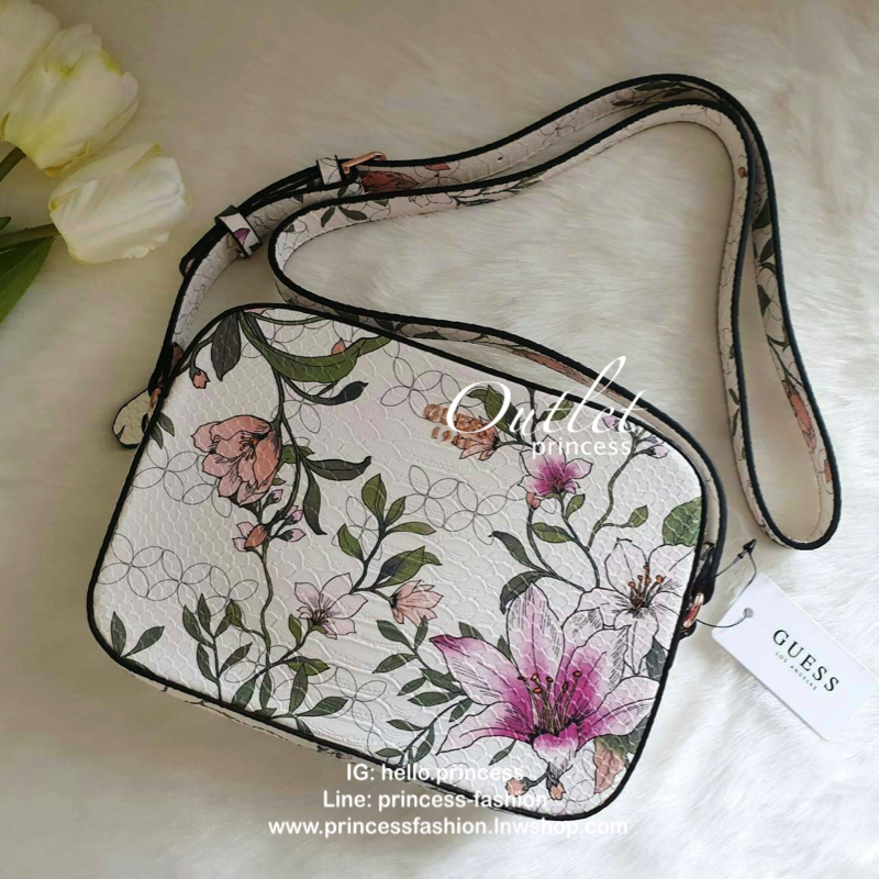 GUESS FLORA CROSSBODY BAG กระเป๋าสะพายหนังพิมพ์ลายดอกไม้อะไหล่สีโรสโกลด์ดูอ่อนหวาน ด้านหน้าติดโลโก้แบรนด์ เปิดปิดด้วยซิป ด้านในโล่งกว้าง มีช่องซิปเล็ก สามารถใส่กระเป๋าสตางค์ใบยาว มือถือ ของจุกจิกได้เยอะ ขนาดกำลังดีนะคะ ตัวจริงสวยน่าใช้มากๆค่า