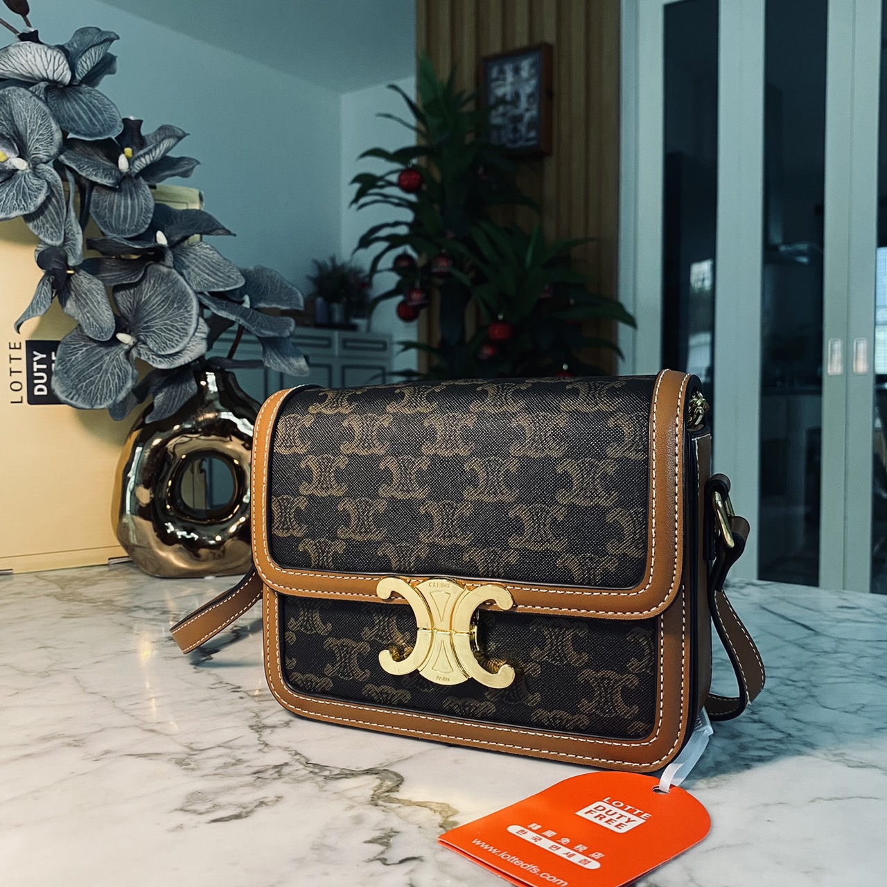 CELINE Teen Triomphe Bag 20cm กระเป๋าสะพายรุ่นยอดนิยม งานสวยอยู่ทรง ไม่มีไม่ได้เลยกับไอเท็มสุดคลาสสิค เนเชอรัลโทน ดูดี ดูแพง -- รับตัวแทนกระเป๋า