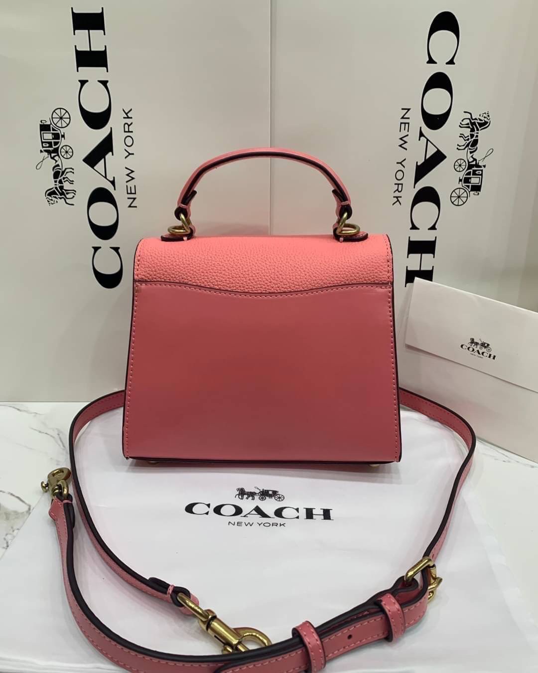 COACH TABBY TOP HANDLE 20 พร้อมส่งที่ไทยค่ะ! กระเป๋าหิ้ว//สะพายข้างได้ หนังแท้อย่างดี กหนึ่งใบทำหนังสองลายได้อย่างสวยงาม พร้อมโลโก้รุ่นใหม่ล่าสุดดูดีมากๆค่ะ เปิดปิดกระเป๋าแบบกดล็อค ภายในมีช่องหลักสองช่อง ใส่มือถือได้ทุกรุ่น;กระเป๋าเงินใบกลางได้;ของจำเป็นจ