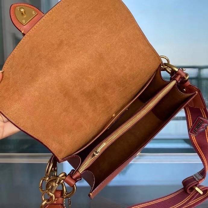 COACH BEAT SHOULDER BAG IN SIGNATURE CANVAS WITH PATCHES พร้อมส่งที่ไทย คอลเลคชั่นใหม่สุดปัง อลังเวอร์!//กระเป๋าถือ สะพายไหล่ลาย SIGNATURE ตกแต่งความเก๋ด้วยแผ่นแปะลวดลายที่มีเฉพาะจาก COACH คอลเลคชั่นนี้เท่านั้น