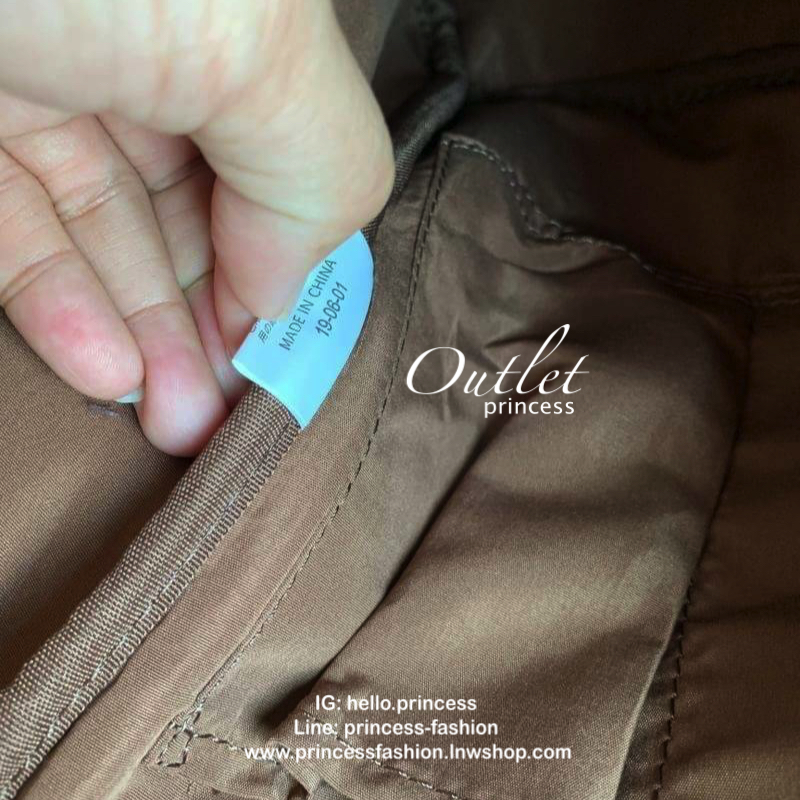 Anello polyurethane leather rucksack รุ่น Mini และ Classic กระเป๋าเป้จากแบรนด์เล็กๆมาสู่แบรนด์ดังทั้งในไทยและญี่ปุ่น วัสดุหนังpuแต่งลายหินอ่อนหนังนิ่ม กันน้ำได้ ภายในมีช่องเล็ก2ช่อง เปิดปิดด้วยซิปคู่ ปากกระเป๋าเป็นโครงสะดวกต่อการหยิบจับของภายใน ด้านข้างมี