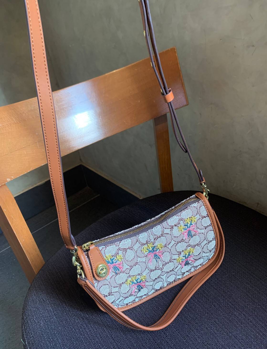 รุ่นใหม่ล่าสุด ต้อนรับหน้าหนาวนี้กันค่าา🎀 COACH SWINGER BAG IN SIGNATURE TEXTILE JACQUARD WITH BOUQUET MOTIF EMBROIDERY ((C6289)) พร้อมส่งที่ไทย จำนวนจำกัด สวยมากๆค่ะ! กระเป๋าหิ้วได้//สะพายข้างได้ วัสดุJacquardทอลายแบรนด์+หนังแท้ ได้ลงตัวสวย ดูคลา