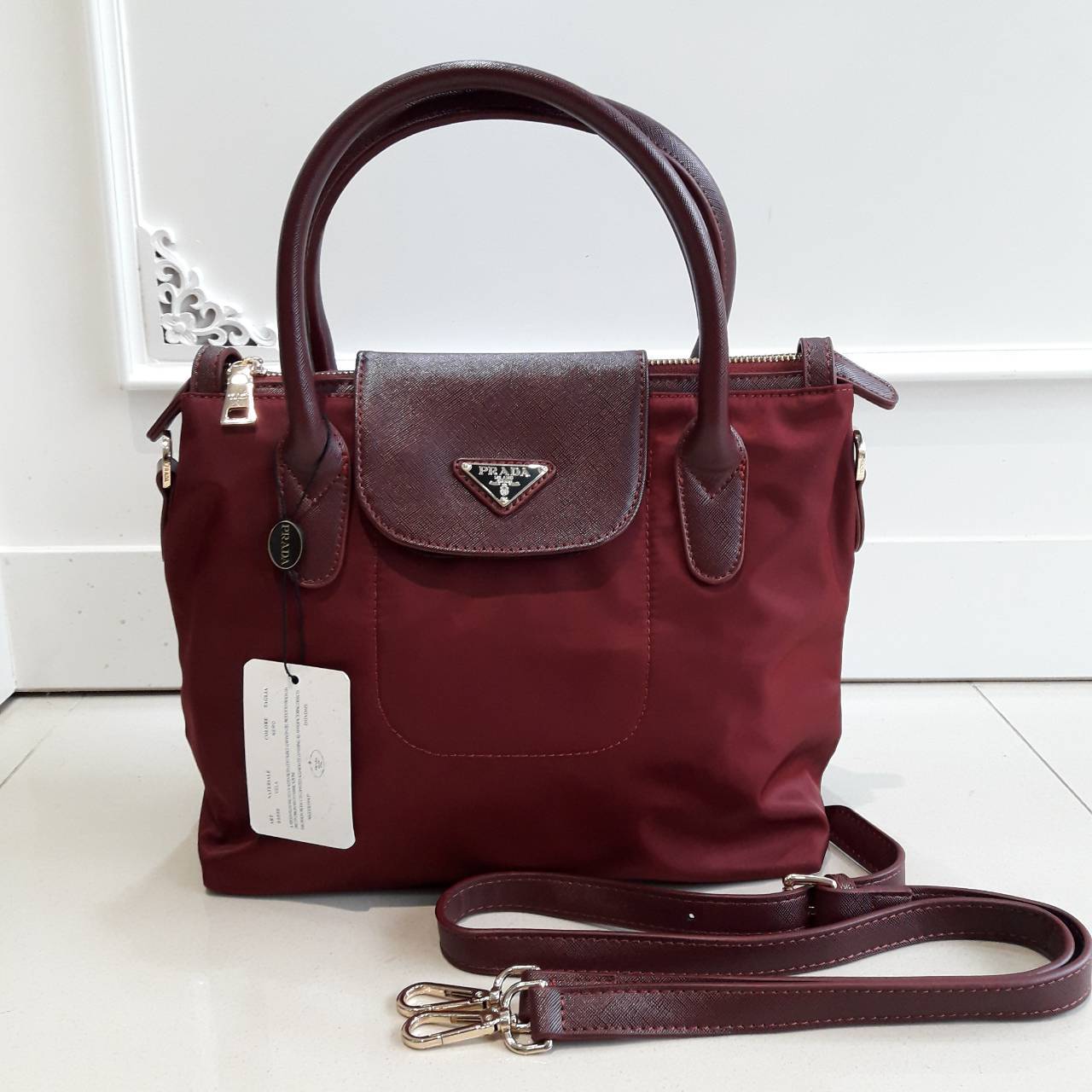 งานพรีเมี่ยมกิ้ฟ จากเคาเตอร์ต่างประเทศนะคะ 🎄🎄 พร้อมส่งครบ 3 สี **ทรงสวยมาก งานพรีเมี่ยมกิ้ฟ รุ่น Limited edition จากแบรนด์ PRADA มาค่า เป็น กระเป๋าผ้าไนล่อน Longchamp Style ใบนี้มีสายยาวให้คะ **เลิศมาก ขนาดกำลังดีคะ ตัวกระเป๋าเบามาก ใช้แล้