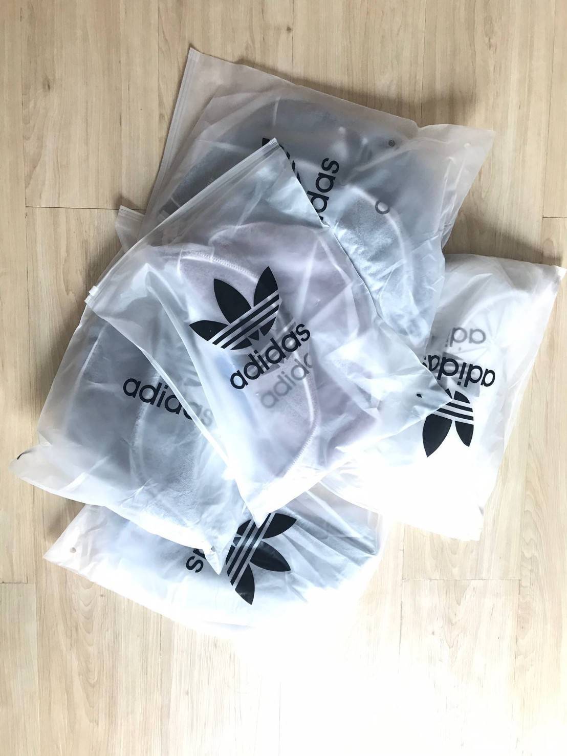 Adidas Originals 3D Mini Airline (ISSEY MIYAKE Style Shoulder Bag) กระเป๋าสะพายสไตล์สปอร์ตแบบคาดเอวคาดอกรุ่นใหม่ดีไซน์สุดฮิตสไตล์ ISSEY MIYAKE ใช้ได้ทั้งชายและหญิง ขนาดกำลังดี น้ำหนักเบา ด้านหน้าประดับโลโก้แบรนด์ เปิดปิดด้วยซิปสะดวกใช้อะไหล่ปั้มแบรนด์สวยด
