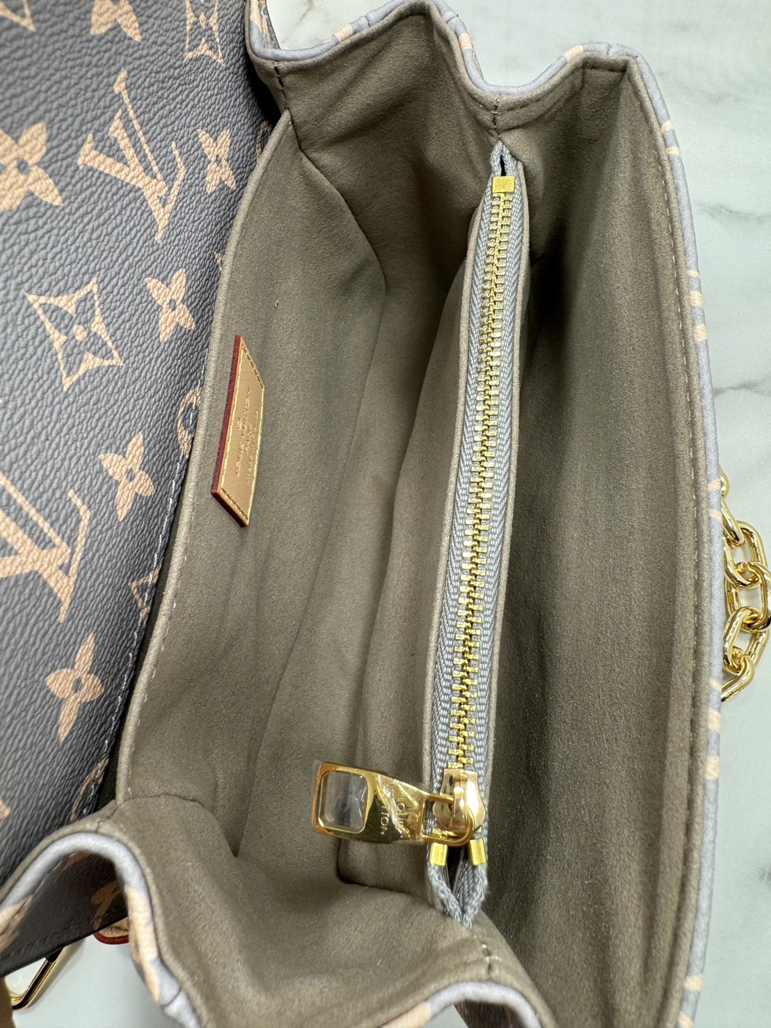 LV Pochette Métis East West กระเป๋าสะพายมัลติฟังก์ชั่น สีใหม่ลิมิเต็ดสวยละมุน วางลายตรงเป๊ะ สวยมากแนะนำเลยค่ะ ดีไซน์กะทัดรัด สะดวกพกพา สะพายไปเที่ยว ไปทำงาน ไปเดทก็ได้หมด ตอบโจทย์คนชอบความหลากหลายจริงๆ