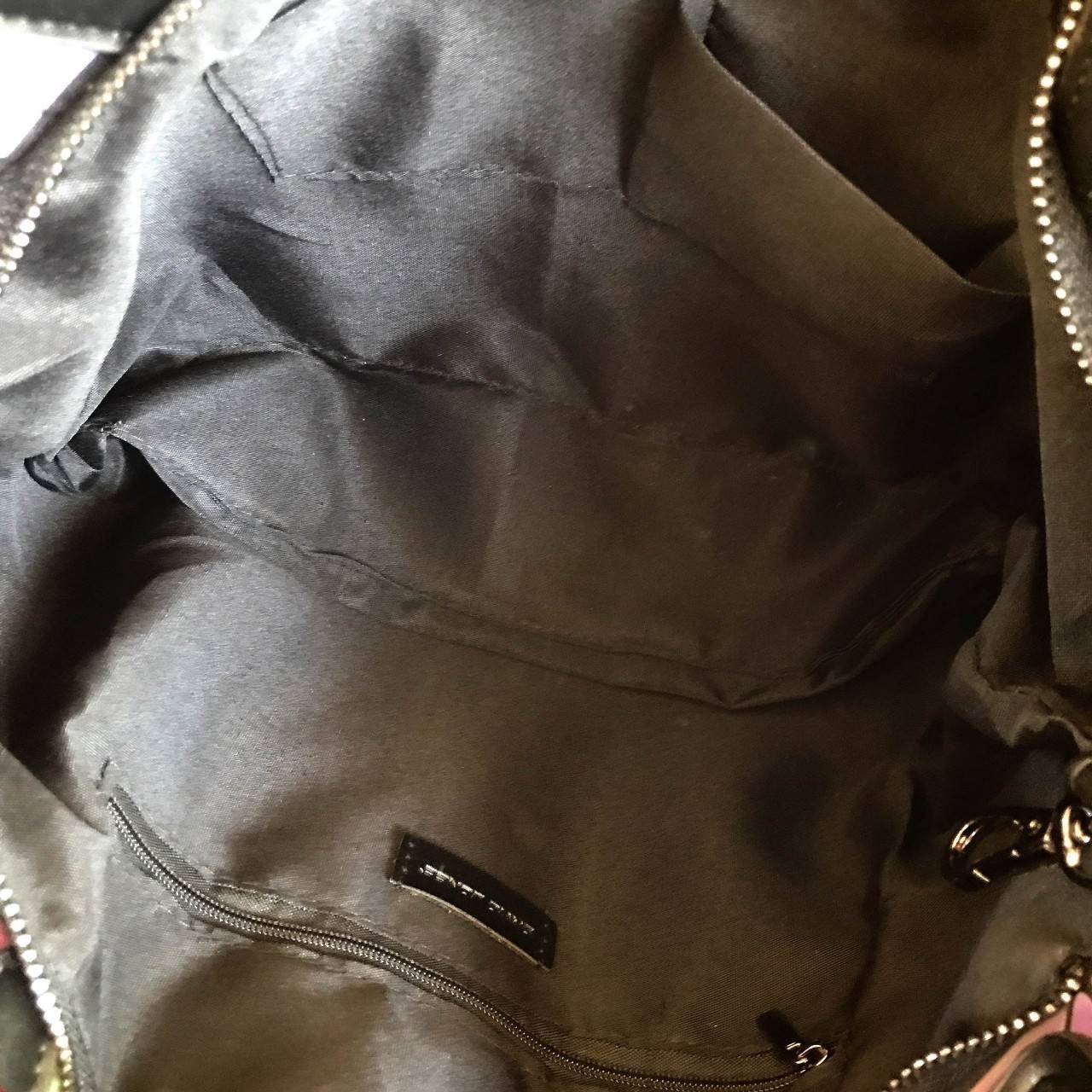 มาใหม่ สี Limited edition 🌈🌈 Rainbow color ( สีจะปรับเข้มอ่อนตามความสว่างของแสงค่ะ ) • สว่างมากจะเป็นสี Rainbow สว่างน้อยจะเป็นสีเทาเข้มค่ะ สดใสรับเดือนแห่งความรักกันด้วย กระเป๋าทรงสุดฮิตจากแบรนด์ David Jones ใบนี้ มาพร้อมกับน้องกระต่ายสีเ