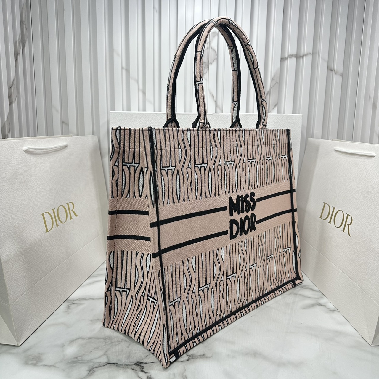ORI หนังแท้ | Dior Miss Dior Allover Book Tote Handbag 16" กระเป๋าทรงโท้ทคอลใหม่ ดีไซน์ลวดลายกราฟฟิกสวยงามและหรูหราโดดเด่นไม่เหมือนใคร