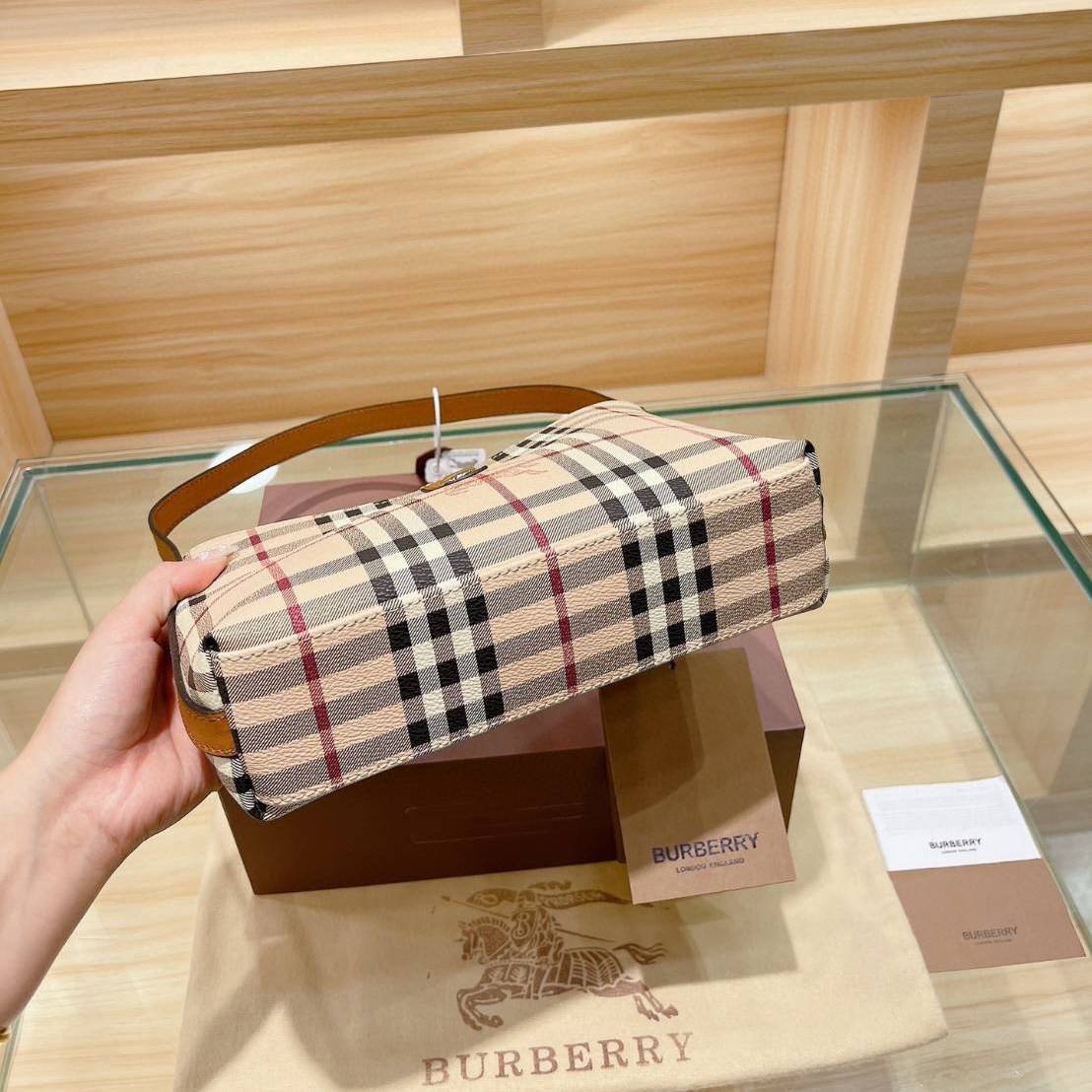 BURBERRY VINTAGE BAG VIP GIFT WITH PURCHASE (GWP) พรีเมี่ยมกิ๊ฟ Limited Edition จากBURBERRY วัสดุหนังPVC หนังนิ่ม กระเป๋าสะพายไหล่ทรงสวย เปิดปิดด้วยกระดุมแม่เหล็กด้านใน ภายในมีช่องใส่ของโล่งกว้าง พร้อมช่องซิปอีกหนึ่งช่อง สามารถใส่มือถือ กระเป๋าสตางค์ยาว ข