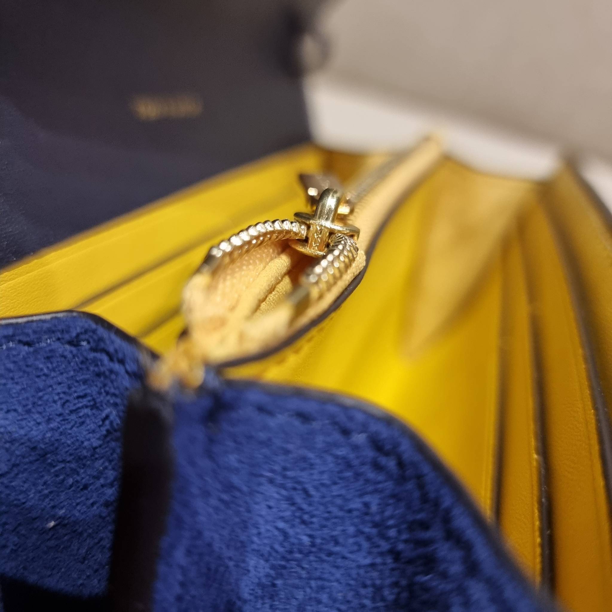 TORY BURCH T MONOGRAM JACQUARD CROSSBODY WALLET best seller ของคอลเลคชั่นนี้ ต้องไม่พลาด กับกระเป๋าสะพายกึ่งกระเป๋าสตางค์ ที่ช่วยให้ชีวิตง่ายขึ้น วัสดุผ้า jacquard ตัดสลับหนังแท้ เปิด-ปิดแบบฝาปิดแม่เหล็ก ภายในใส่ธนบัตรได้ มีช่องใส่บัตร และยังมีช่องซิปอีกด