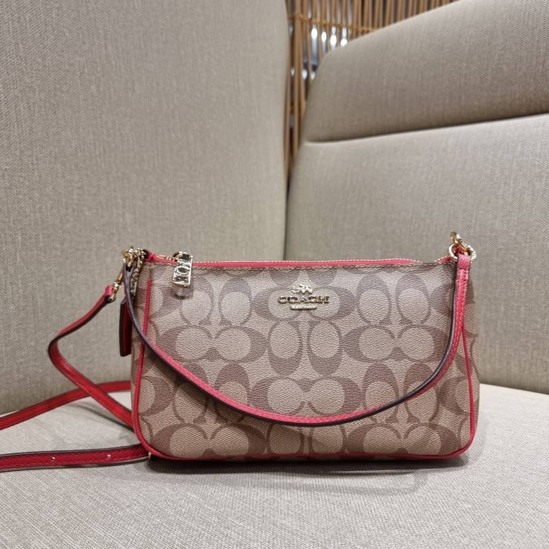 COACH 36674 TOP HANDLE POUCH IN SIGNATURE JACQUARD กระเป๋าทรงพอช ยอดฮิต ยกขึ้นแท่น ด้วยดีไซน์ที่ออกมาให้ใช้งานได้ง่าย ขนาดกำลังเหมาะ วัสดุหนังแคนวาสทนทาน ดีไปหมดขนาดนี้!! คุณลูกค้าถึงสั่งกันรัวๆจริงๆ ภายในโล่งกว้าง ใส่โทรศัพท์ได้ทุกรุ่น มาพร้อมสายคล้องแขน