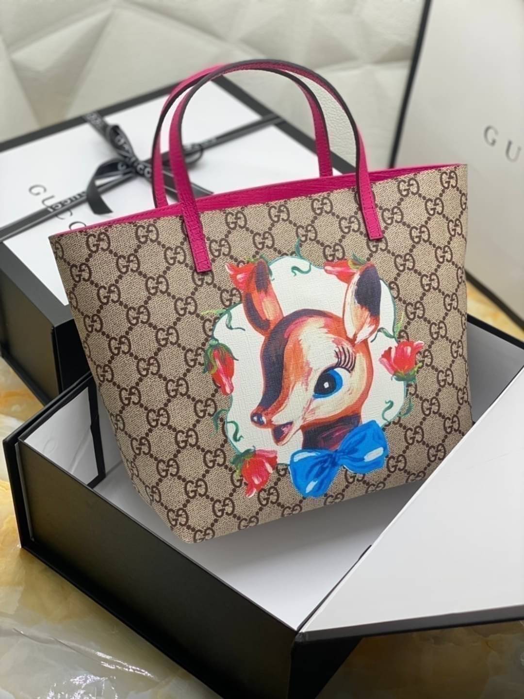 (รวมแบบ) หนังแท้ GUCCI Animal-Friendly Gucci Kid GG Supreme Tote Bag ลายใหม่น่ารักมากเลยค่าา งานหนังแท้ทรงตั้งสวย ขนาดกะทัดรัด จุของได้เยอะ ใช้ได้ทั้งเด็กและผู้ใหญ่ น่ารักมากค่ะ