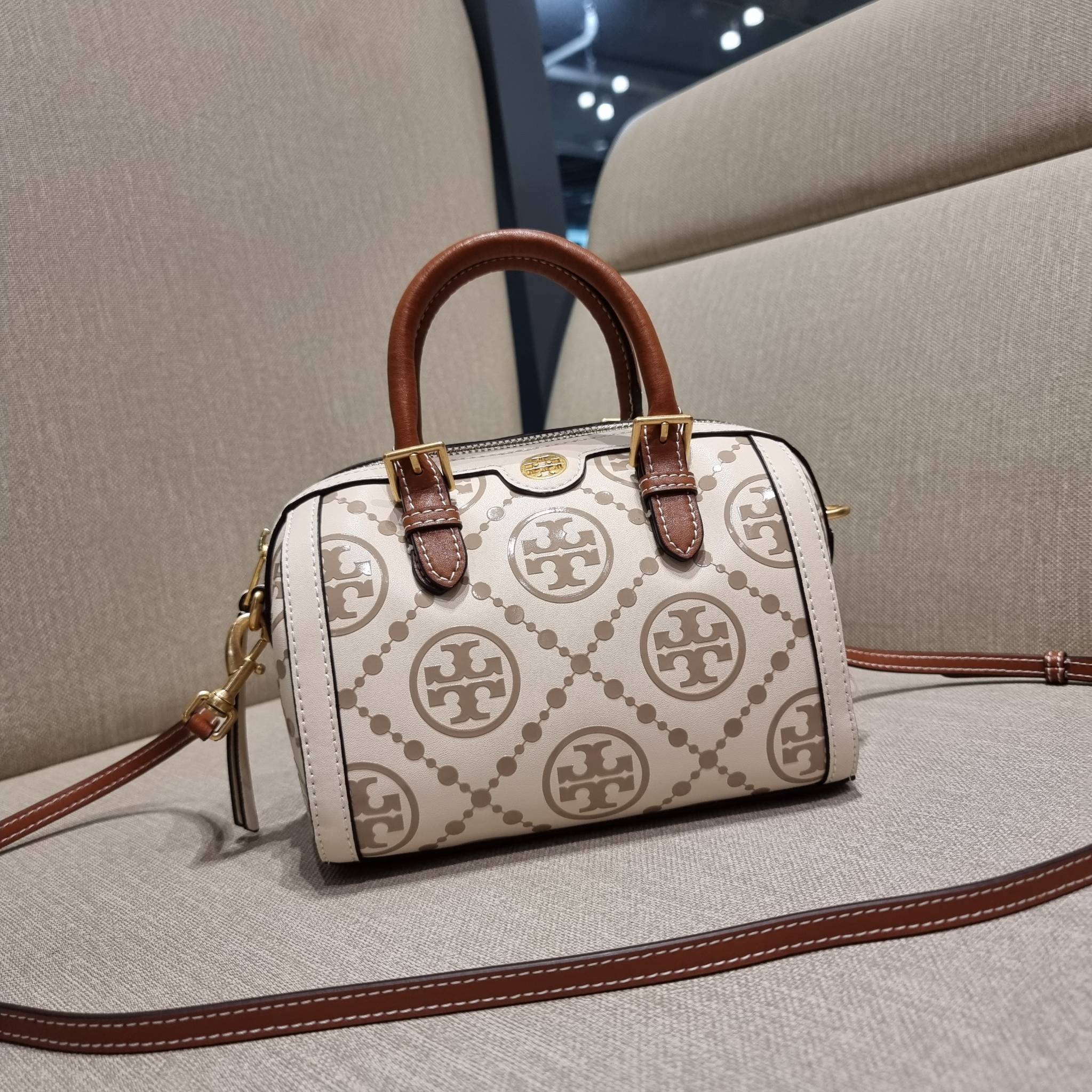 TORY BURCH T MONOGRAM MINI EMBOSSED WINE BUCKET BAG คอลเลคชั่นใหม่ กับกระเป๋าสะพายทรงยอดนิยม ในไซส์มินิ ดีไซน์ใหม่ล่าสุด สวยลูกคุณหนู หรูหรา!! ด้วยดีเทลผิวลายนูนลวดลายเอกลักษณ์ วัสดุหนังแท้ มีหูจับในตัว สีโทนอุ่นขับผิว สะดวกใช้ไปอีก และมีสายสะพายข้าง ปรับ