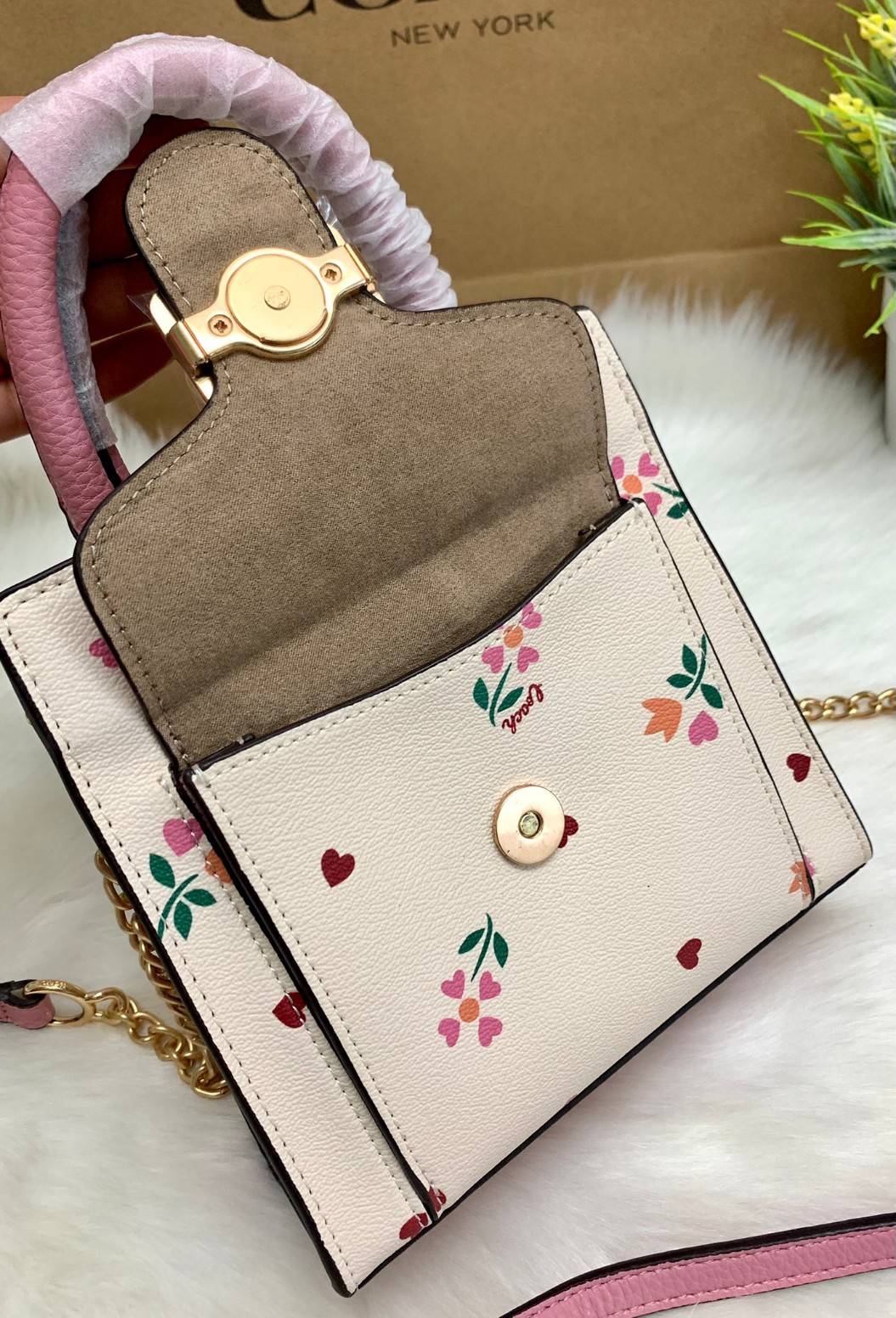 COACH MINI PEPPER CROSSBODY WITH HEART PETAL PRINT ((C7599)) พร้อมส่งที่ น้องใหม่ล่าสุดค่าา! กระเป๋าสะพายครอสบอดี้ร์ หรือหิ้วออกงานก็สวยไม่น้อยทีเดียวค่ะ หนังแท้นิ่มสวย ตัวกระเป๋าทำลายดอกหัวใจได้สวยงามน่าใช้มากๆเลยค่ะ