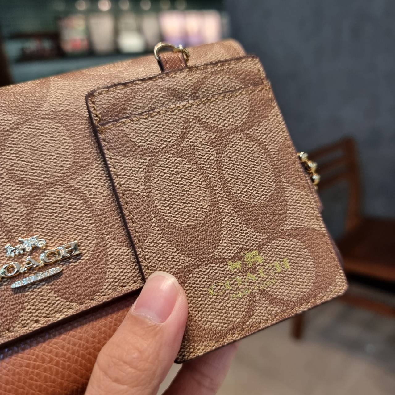 COACH F53763 TRIFOLD WALLET IN SIGNATURE กลับมาแล้วจ้า!! รุ่นขายดี!! 💓 ดีไซน์ใหม่ กระเป๋าสตางค์ใบยาว แถมที่ห้อยใส่บัตรแยกให้ (ถอดออกได้) น่ารักมากๆ ใช้งานง่าย เปิด-ปิดด้วยกระดุม ภายในใส่ธนบัตร ใส่บัตรได้เยอะ ใส่มือถือได้ไปอีก!! จุใจสุดๆ บอกเลยว่าใ