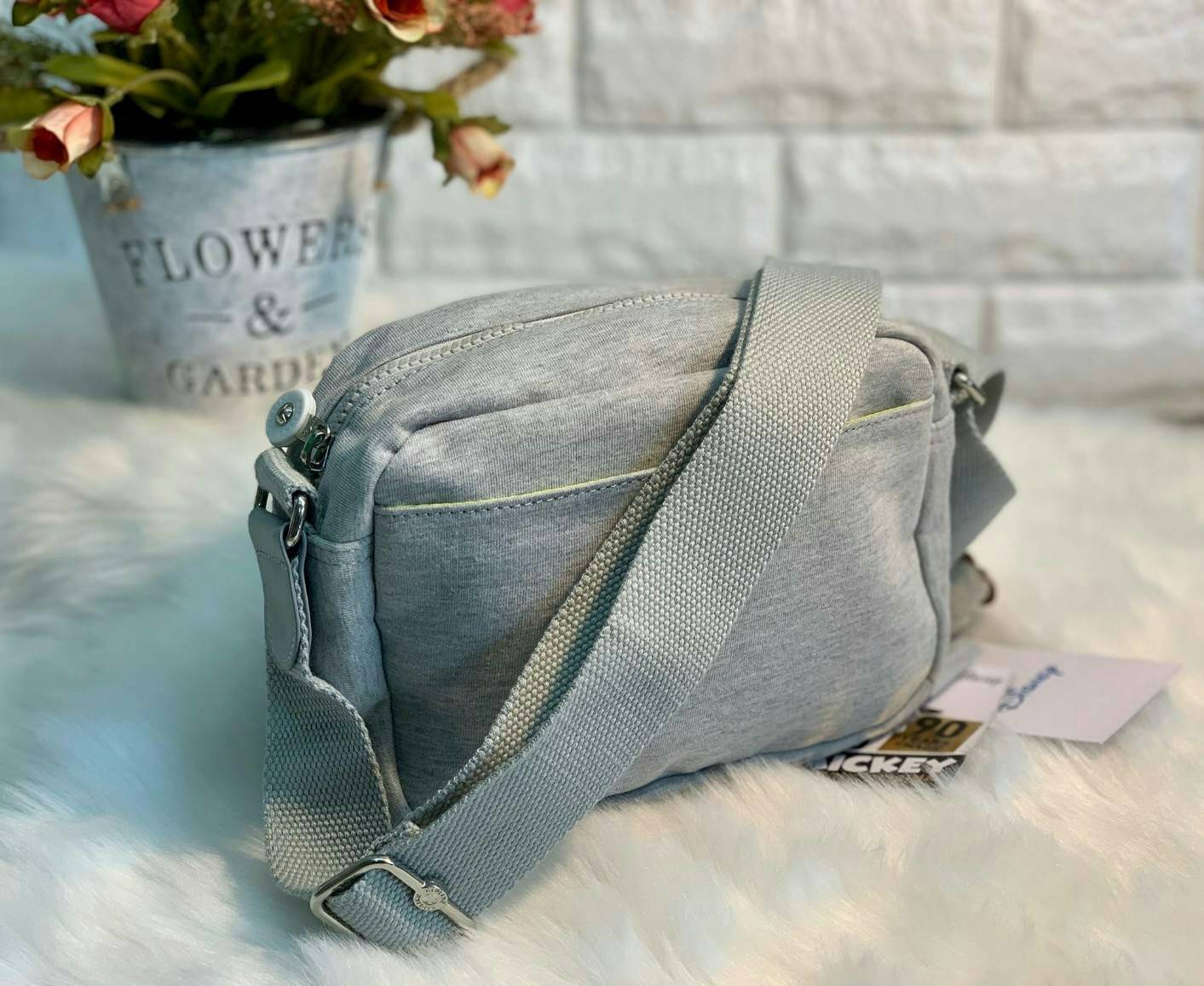 Kipling Mickey Plus Veni Crossbody Bag >>kipling factory oem HK ✔️1ในคอลเลคชั่น 90 ปี มิคกี้เม้าส์ ค่ะ ✔️พร้อมส่งที่ไทย ไม่ต้องรอพรี !! ✔️กระเป๋าสะพายครอสบอดี้ร์//สะพายข้าง ใบขนาดกำลังดี น่าใช้มากๆค่ะ ✔️แต่ละสี แต่ละลาย ว