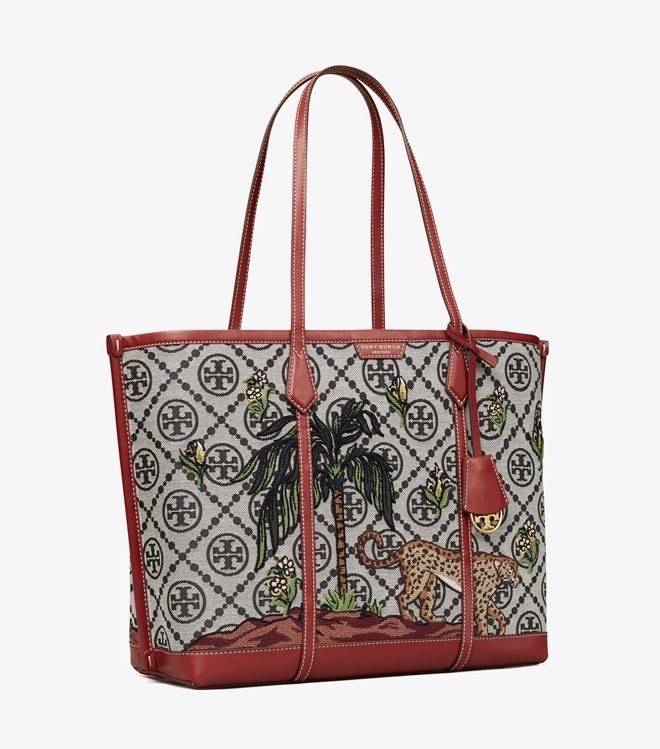 Tory Perry Embroidered T Monogram Triple Compartment Tote Bag เป็นแพทเทิร์นที่ได้รับแรงบันดาลใจจากการควิลท์สไตล์เพนซิลเวเนียดัตซ์ดั้งเดิมและเฉลิมฉลองโลโก้อันเป็นสัญลักษณ์ของแบรนด์ วัสดุผ้าแจ็คการ์ดแบบทอหนัง อะไหล่ทอง โดดเด่นด้วยลายเสือชีร์ต้าร์ งานเย็บปัก