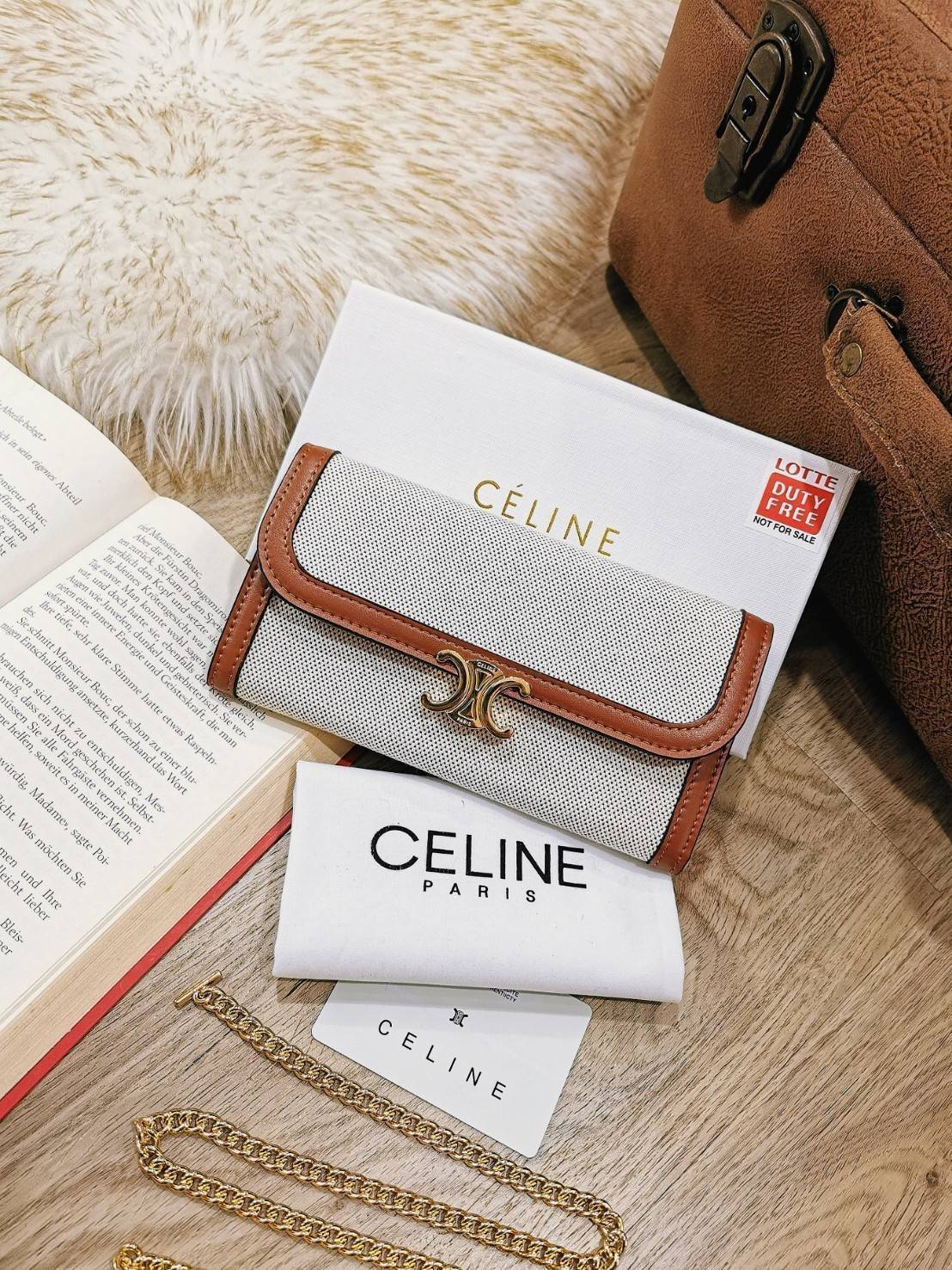 พรีเมี่ยมกิ๊ฟแท้ 100% 】CELINE LONG WALLET BAG VIP GIFT WITH PURCHASE-GWP กระเป๋าพรีเมี่ยมกิ๊ฟ Limited จาก CELINE HAUTE PARFUME DUTYFREE COUNTER วัสดุ Triomphe Canvas สวยอยู่ทรงเปิดปิดด้วยฝาปิดประดับโลโก้แบรนด์สีทองด้านหน้า ภายในมีช่องแบ่งเยอะมากค่ะ