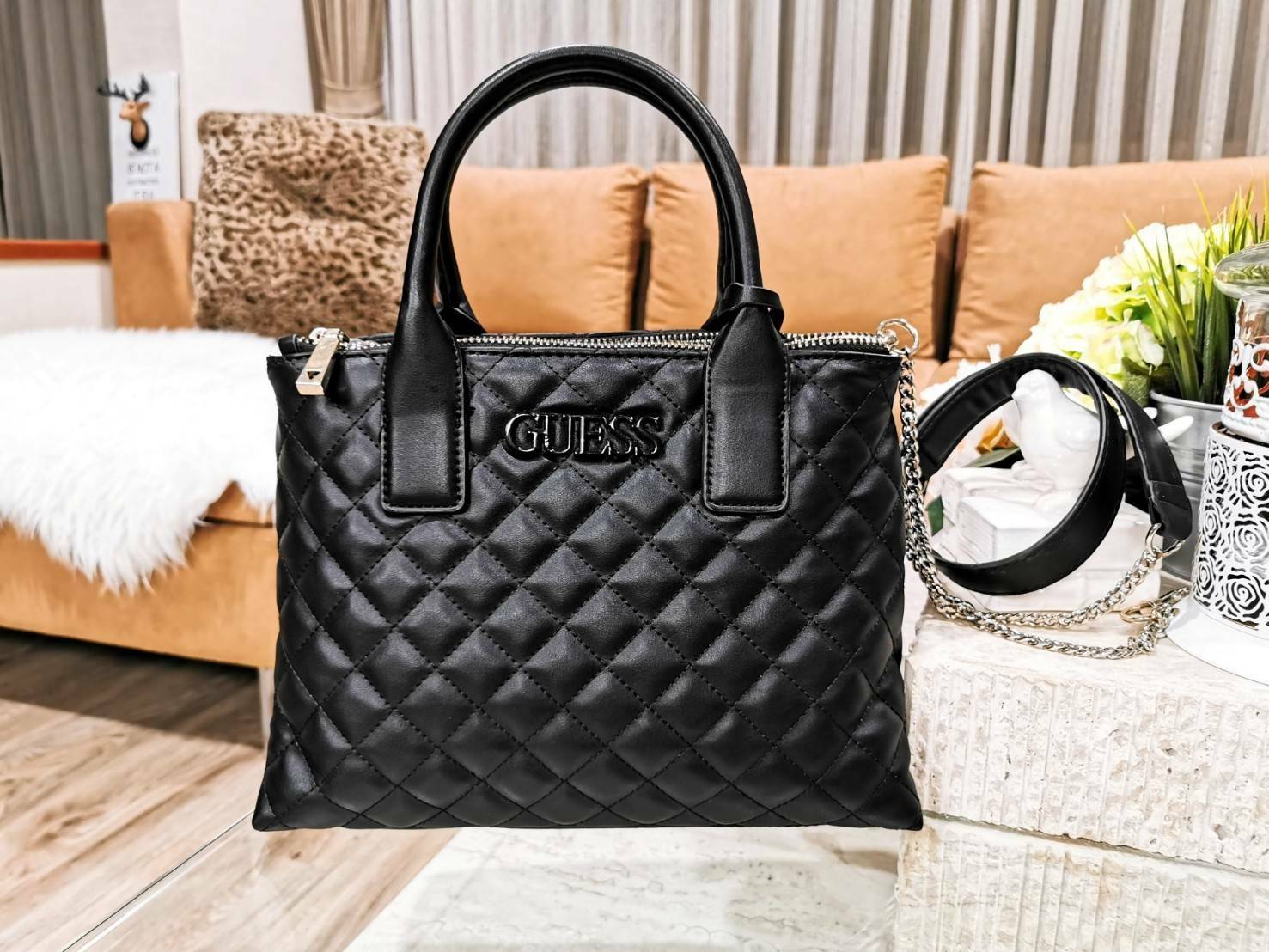 Guess Elliana Quilted-Look Handbag กระเป๋าสะพายรุ่นใหม่ล่าสุดจาก Guess factory วัสดุหนังนิ่มเรียบเดินเส้นลายตารางสวยดูดี ขนาดกำลังดี น้ำหนักเบา ด้านหน้าประดับโลโก้แบรนด์สวยโดดเด่น มีช่องใส่ของหลายช่อง เปิดปิดด้วยกระดุมแม่เหล็กและช่องซิป ภายในโล่งกว้างมีช่