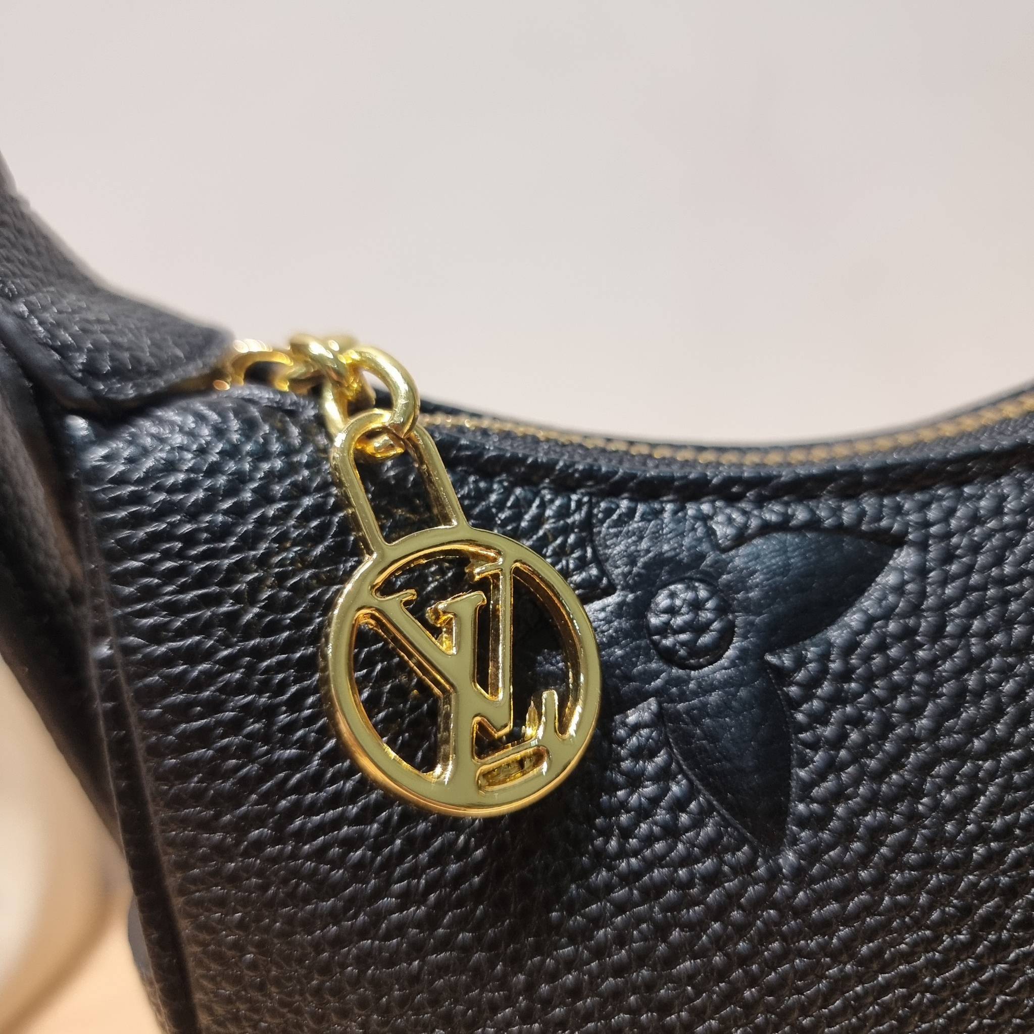 LV Mini Moon Monogram Empreinte Leather ใหม่ล่าสุด สวยสับ สวยตัวแม่ ไอเท็มเก๋ๆ ใบเดียวก็เลิศ กับกระเป๋าสะพายทรงพอช ขนาดกำลังน่ารัก พกพาง่าย รูดใช้งานสะดวกด้วยซิป ภายในเป็นช่องโล่ง มีช่องซิป ส่วนสายสะพายปรับสั้นยาวได้ตามเหมาะสม ดูดี ดูแพงทุกสี