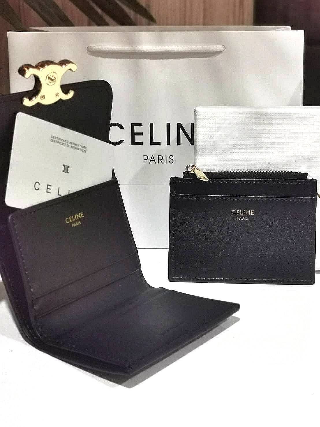 VIP 】CELINE SHORT WALLET VIP GIFT WITH PURCHASE GWP พรีเมี่ยมกิ๊ฟ Limited จาก CELINE HAUTE PARFUME DUTYFREE COUNTER วัสดุ Triomphe Canvas รุ่นใหม่เปิดปิดฝาพับกระดุม ภายในมีช่องแบ่งหลายช่อง ช่องใส่บัตรหลายช่อง ช่องใส่ธนบัตรใส่แบงก์พันได้เหมือนกระเป๋าสตางค์
