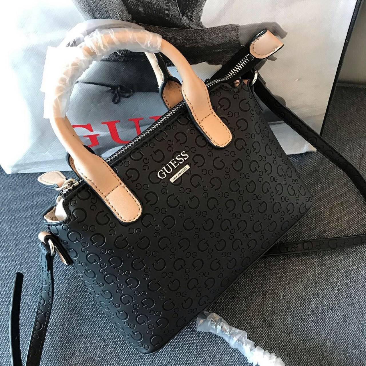 GUESS BALDWINPARK MINI BAG กระเป๋าถือหรือสะพาย วัสดุ Saffiano PU คุณภาพดี นิ่ม น้ำหนักเบา ด้านหน้าประดับด้วยโลโก้แบรนด์สวยหรู ตัวกระเป๋าลาย G ทั้งใบ เปิดปิดกระเป๋าด้วยซิปสะดวกใช้ ด้านในโล่งกว้างมีช่องสำหรับใส่ของหลายช่อง ใส่กระเป๋าสตางค์ใบกลางได้ ใส่Iphon