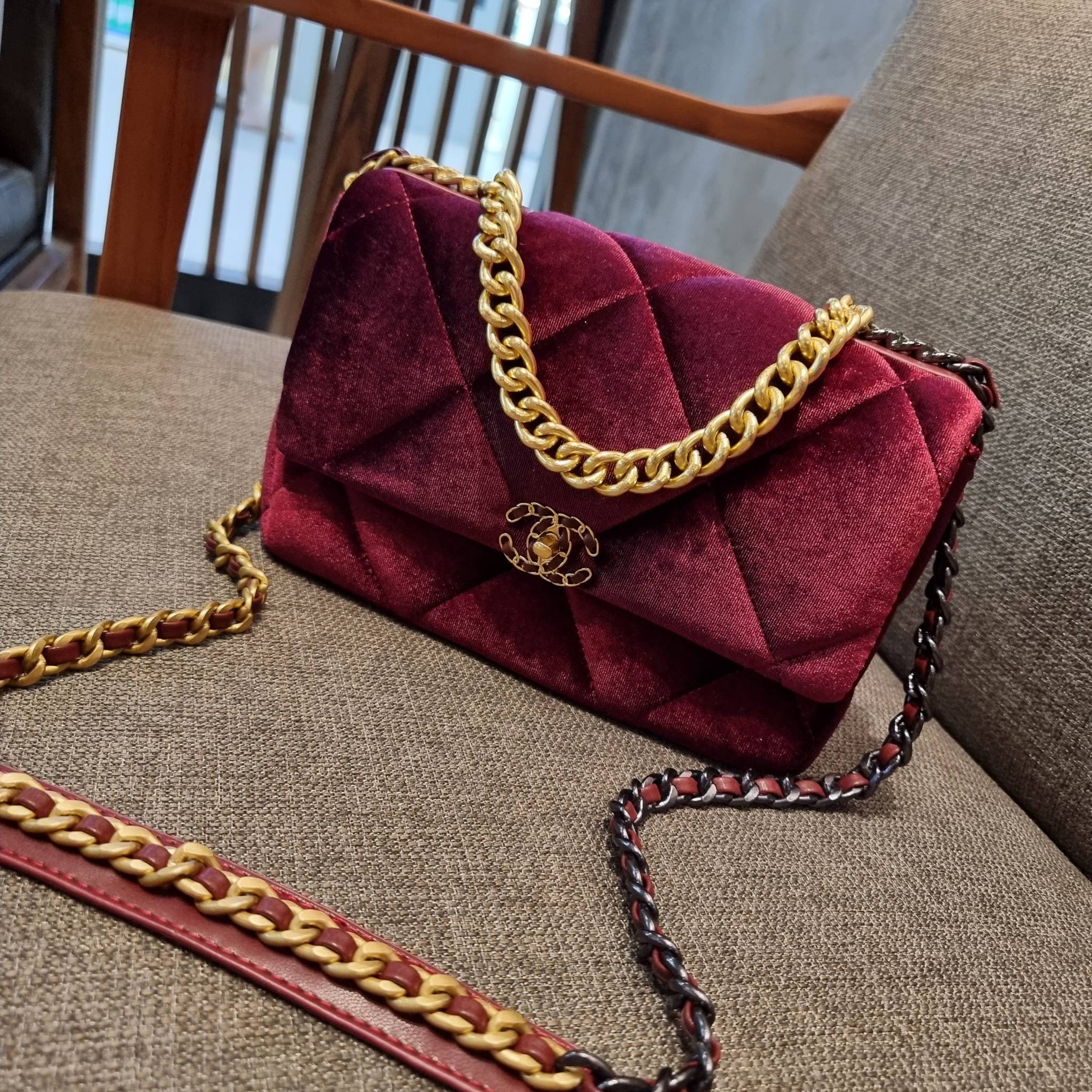 ไม่มองไม่เหลียวไม่ได้แล้ว!! ความหรูที่โดดเด่นจากผ้ากำมะหยี่ สร้างดีเทลผู้ดี ลูกคุณมากๆ Chanel vip boutique กระเป๋าสะพายจาก duty free ในราคาสุดประหยัด!! ดีไซน์เลิศ ตกแต่งด้วยโซ่ทูโทน ลงตัวแบบไม่มีที่ติ เปิด-ปิดด้วยตัวบิดล็อค ภายในโล่งกว้าง ใส่กระเป๋าสตางค์