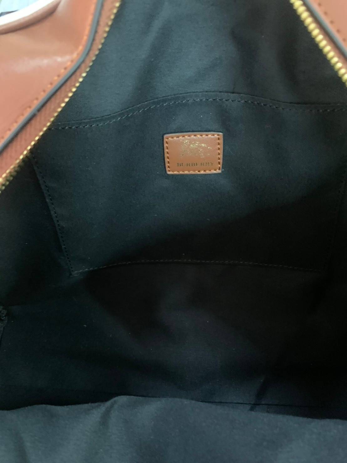 BURBERRY VINTAGE BAG VIP GIFT WITH PURCHASE (GWP) พรีเมี่ยมกิ๊ฟ Limited Edition จาก BURBERRY กระเป๋าผ้าแคนวาส ทรงโบว์ลิ่ง โดดเด่นด้วยลายพิมพ์ HORSEFERR HOUSE ที่ด้านหน้า อะไหล่แบรนด์สีทองเงา ห้อยด้วยป้ายแท็กแบรนด์เพิ่มความสวยอีกชั้น