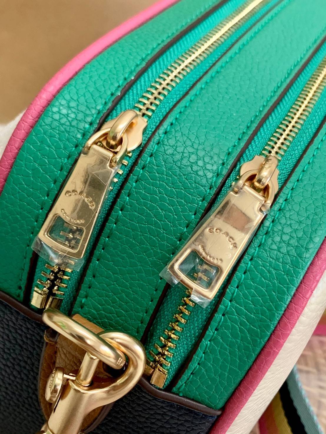 COACH JES CROSSBODY IN COLORBLOCK((72704)) พร้อมส่งอีกครั้ง ห้ามพลาดก่อนหมดค่ะ! กระเป๋าสะพายข้าง//หรือครอสบอดี้ร์ หนังแท้นิ่ม ลายหนังสวยงาม ด้านหน้ามีโลโก้แบรนด์แบบรถม้าเก๋ไก๋ค่ะ มี2ช่องซิปหลักให้ใส่ของ;สามารถใส่กระเป๋าเงินใบยาวได้;ของอื่นๆได้หลายอย่างเลย