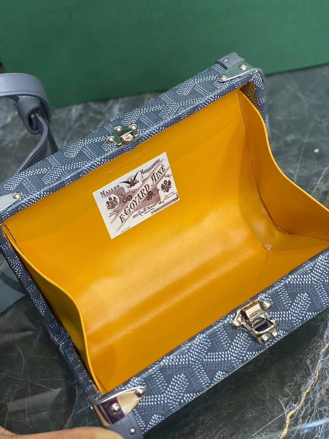 ORI หนังแท้ | Goyard Minaudière Trunk Bag กระเป๋าสะพายทรงแมสเซ็นเจอร์ เป็นคลัตช์ได้ในใบเดียว น้ำหนักเบา ทรงกล่องดีไซน์ใช้งานง่าย สวยหรู