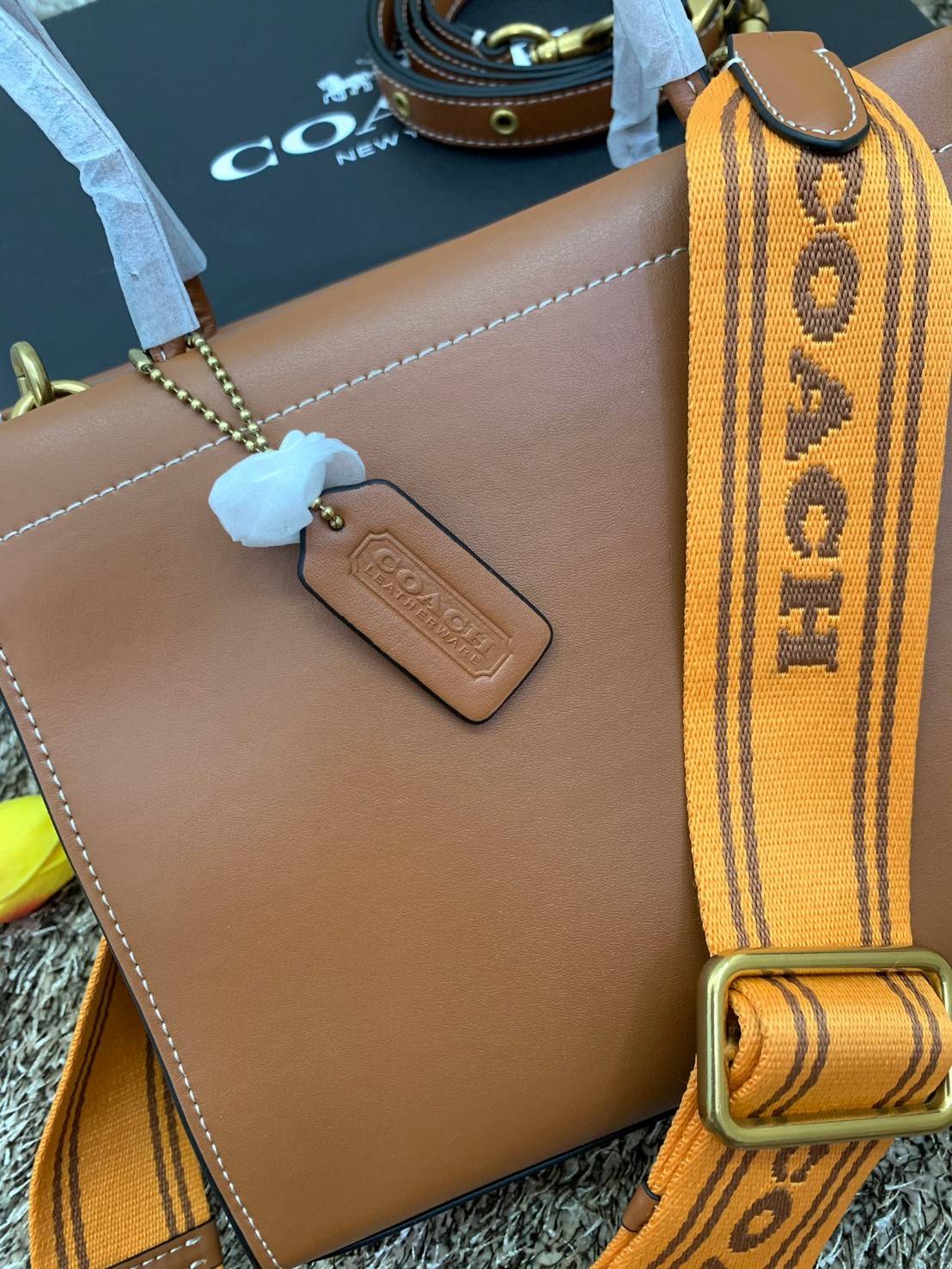 สินค้าออกใหม่ยังไม่ช้อปเข้าไทยจ้าา พร้อมส่งที่นี่ที่เดียว แค่สายสะพายก็คุ้มแล้วจ้าา! COACH CASHIN CARRY TOTE ((C8544)) พร้อมส่งที่ไทย สวยก่อนใครรับสงกรานต์นี้ค่าา! กระเป๋าทรงTote หนังแท้เรียบ นิ่มสวยงามค่ะ