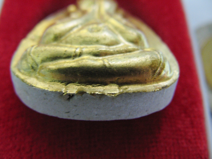 สินค้าหมดค่ะ พระปิดตาเนื้อผงสีทอง หลวงปู่โต๊ะ รุ่น๑๑๑ปี ฝังตะกรุด ๒ ดอก พุทธาภิเศก ๑ มี.ค.๔๑ วัดประดู่ฉิมพลี กทม. พร้อมกล่องเดิมค่ะ