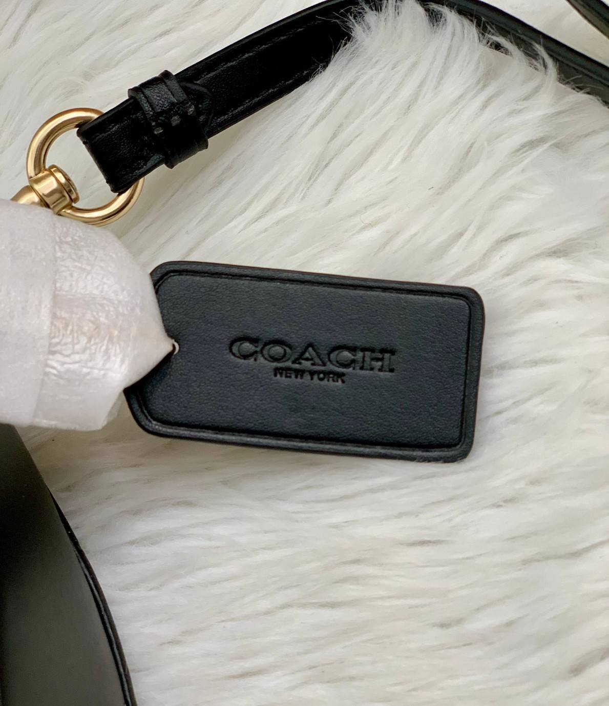 พร้อมส่งที่ไทยครบทั้ง6สีค่ะ 😘 Coach Ellen Crossbody In Signature ((C1432)) กระเป๋าทรงฮาฟมูนรูปทรงคลาสสิก ออกแบบให้มีลักษณะโค้งมน ไม่ดูเป็นทรงแข็งจนเกินไป ดีไซน์และสีของกระเป๋ายังเรียบง่าย เข้าได้กับทุกชุด สะพายครอสบอดี้ร์//สะพายข้าง หรือถือแบบคลัท