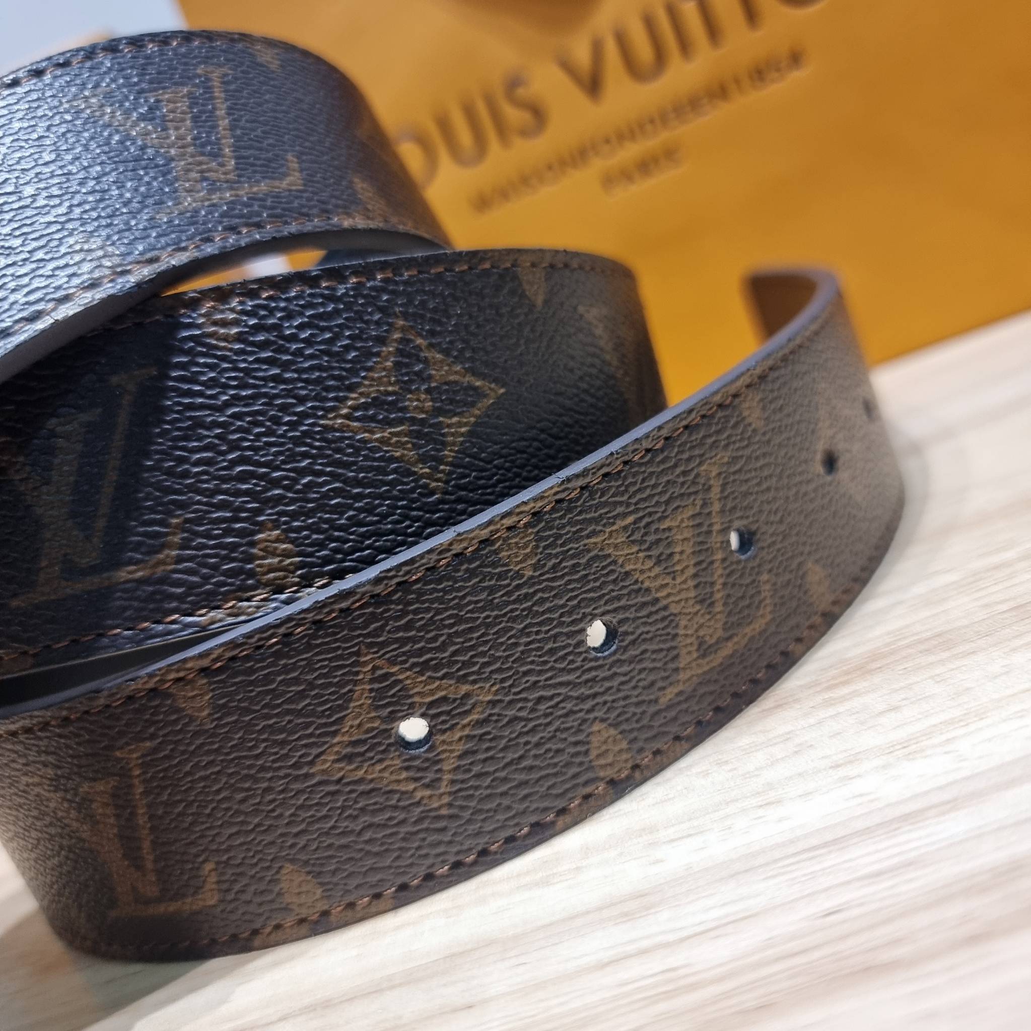 LV Belt Monogram / Silver- Gold เข็มขัดสุดคลาสสิค เรียบง่าย ผู้ดี เป็นซิกเนเจอร์ ด้วยดีไซน์ที่เป็นอมตะ หัวเข็มขัด solid steel อะไหล่ทองและอะไหล่เงินโดดเด่น