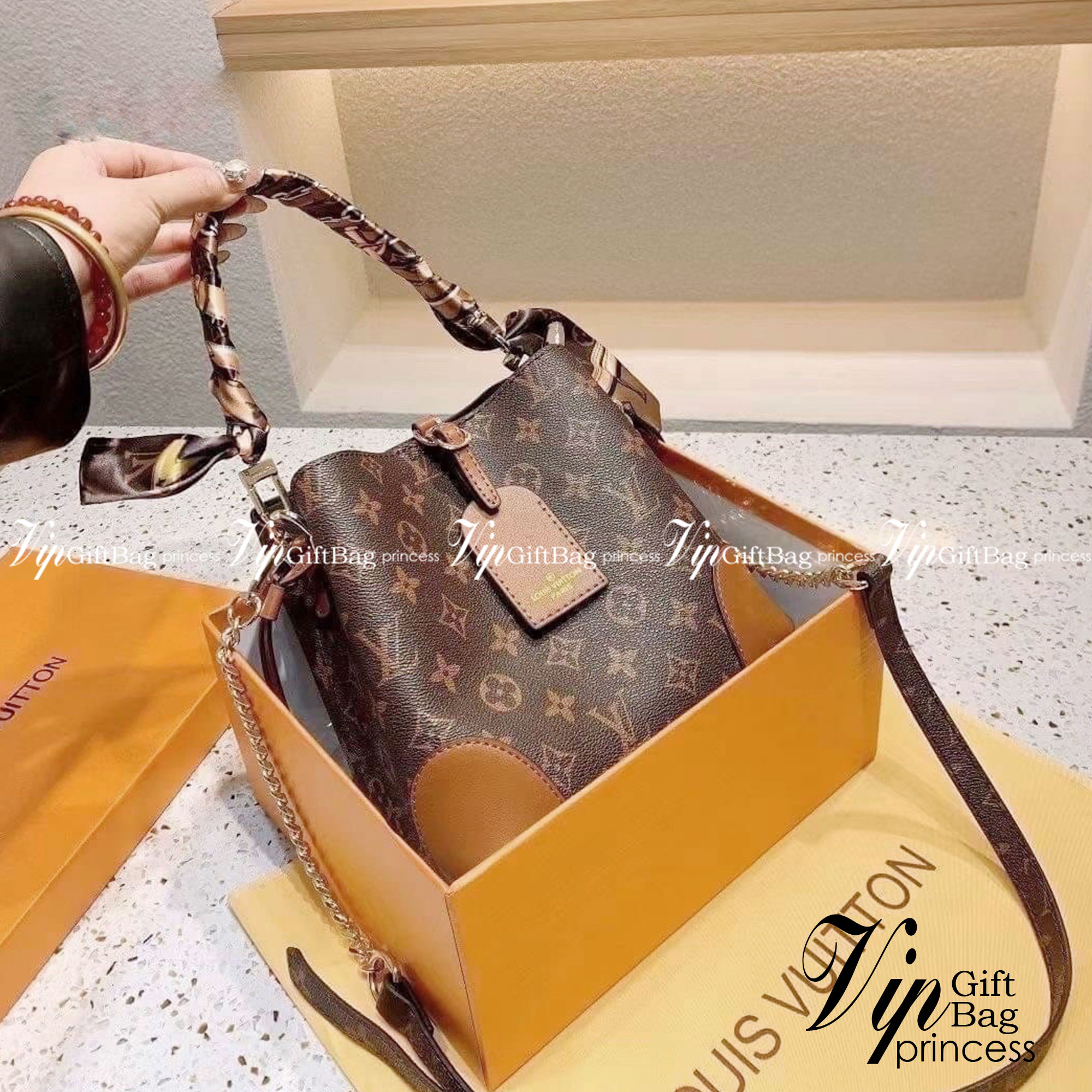 LV NeoNoe Monogram กระเป๋าสะพายทรงหรูหรา มีสไตล์ เป็นเอกลักษณ์ลงตัวสมบูรณ์แบบ จุของได้เยอะมาก ใบจริงสวยมากกกก ได้สวยก่อนใคร ต้องจัดแล้วจ้า พร้อมส่งความสวยที่นี่ ที่เดียว!!