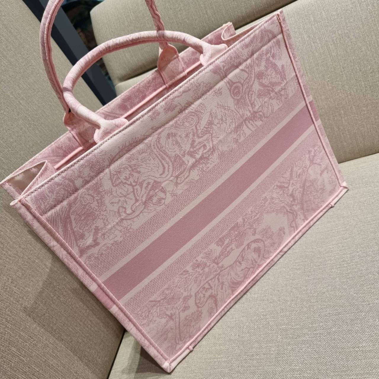 VIP 】HOT ARRIVAL!! DIOR CD SHOPPING BAG WITH GWP กระเป๋าทรงช้อปปิ้งใบใหญ่ จุใจ!! พรีเมี่ยมกิ๊ฟรุ่นดับเบิ้ลฮอต ดีไซน์คลาสสิควินเทจ สวยหรู วัสดุผ้าแคนวาสลายกราฟฟิค ภายในโล่งกว้างมากๆ ใส่ของจุสุดๆ โน้ตบุ้ค ไอแพด กระเป๋าสตางค์ มือถือ หรือเสื้อผ้ายังได้ สะพายค