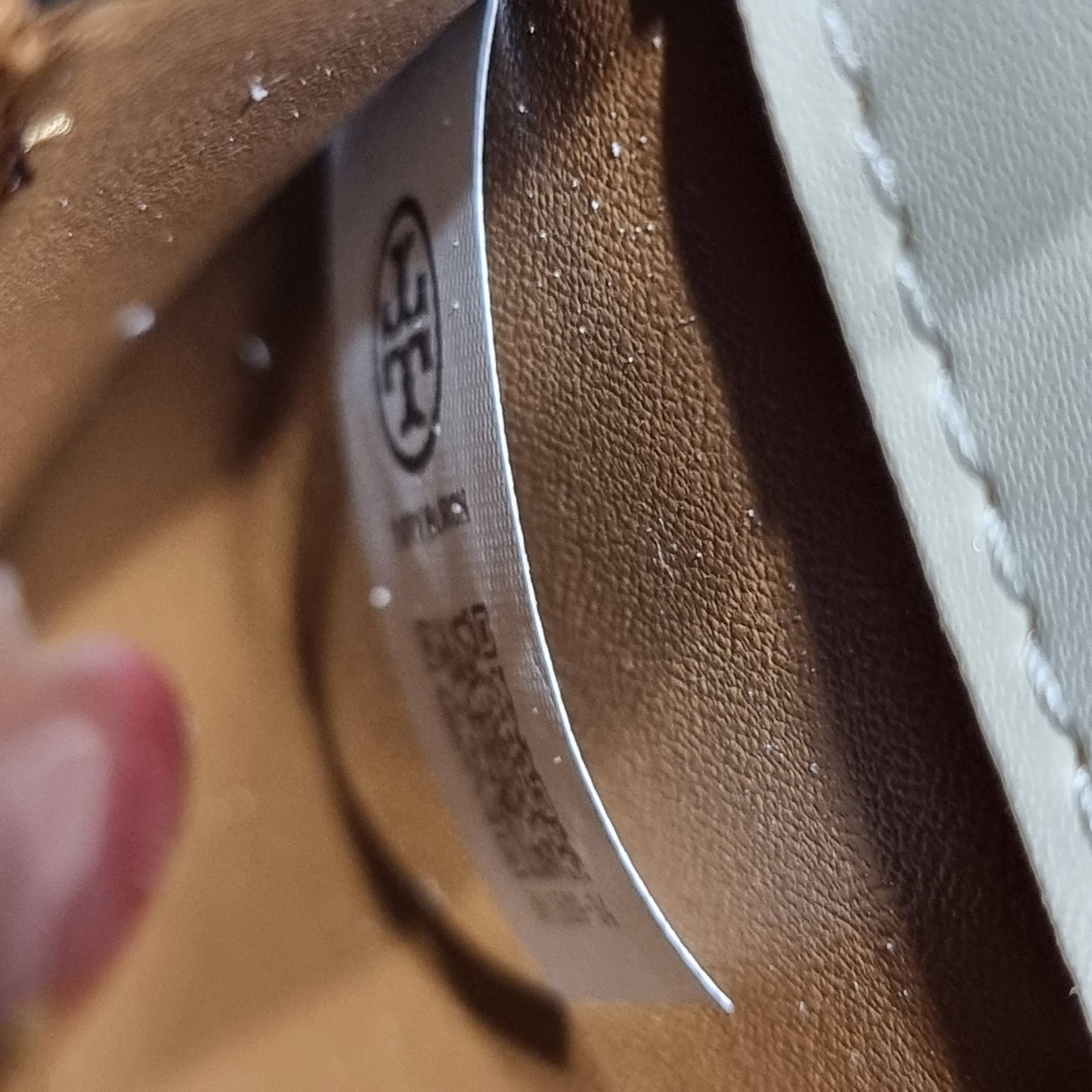 Tory Burch Bag / TORY BURCH ELEANOR SMALL CONVERTIBLE SHOULDER BAG ฮอตไอเท็ม รุ่นนี้ขายดีขายหมด สวยหรู คุณหนู ผู้ดี!! หายากมากแล้วน้า กระเป๋าสะพายข้าง ดีไซน์อยู่ทรง ขนาดกำลังสะดวกใช้ เปิด-ปิดด้วยแถบแม่เหล็ก ภายในแบ่งสัดส่วนได้เป็นอย่างดี