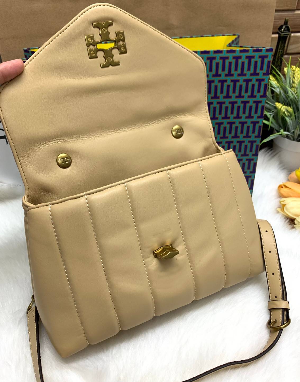 TORY BURCH KIRA QUILTED SMALL BAG พร้อมส่งที่ไทย ไม่ผิดหวังแน่นอนค่ะ! กระเป๋าหิ้วหรือสะพายข้างได้ วัสดุหนังแกะแท้ทั้งใบ ((หนังแกะจะมีคุณภาพดีเงานิ่มและแพงกว่าหนังวัวจ้า)) หนังนิ่มสวยงามมากๆค่ะ เปิดปิดกระเป๋าแบบหมุนล็อคแบบโลโก้แบรนด์ ใช้อะไหล่คลาสสิคดูหรูเ