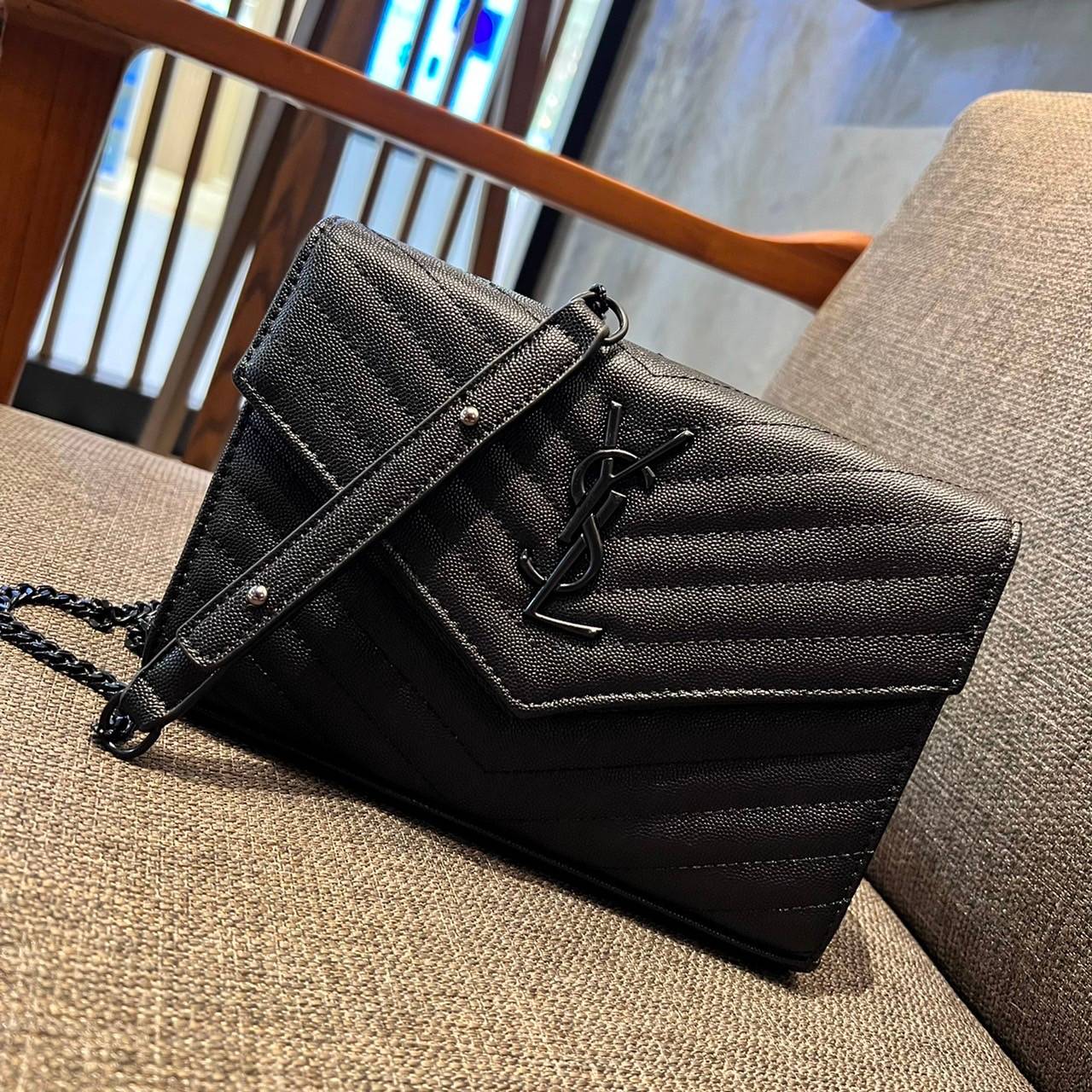 ไม่เคยผิดหวังจริงๆ!! กับรุ่นที่สาวๆรู้กัน Yves Saint laurent clutch bag with chain กระเป๋าสะพายทรง woc สุดฮอต ดีไซน์เรียบหรู โดดเด่นด้วยโลโก้ด้านหน้า เพิ่มดีเทลความผู้ดี วัสดุหนัง pepble ทนทาน ใช้งานง่ายเพียงแค่เปิด-ปิดด้วยกระดุมแม่เหล็ก ภายในแบ่งสัดส่วนไ