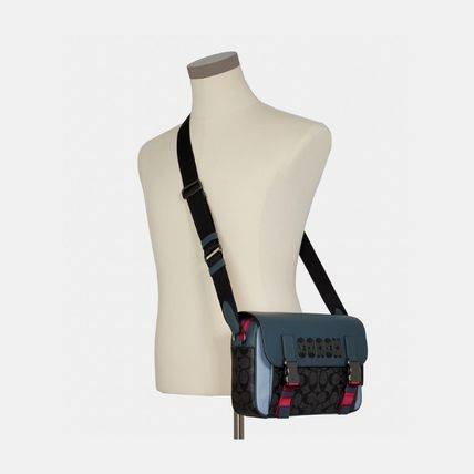 COACH TRACK CROSSBODY IN COLORBLOCK WITH COACH PATCH C6657 C8128 หล่อบอกต่ออีกหนึ่ง กระเป๋าสะพายทรงแมสเซ็นเจอร์ รุ่นเอาใจหนุ่มๆ ที่สาวๆก็อยากใช้!! ด้วยดีไซน์สีคัลเลอร์บล็อคที่โดดเด่น ทำให้ดูน่าใช้งาน วัสดุหนังแท้ สวยคมซ่อนหรู ฝากระเป๋ามีตัวล็อคแน่นหนา เปิ