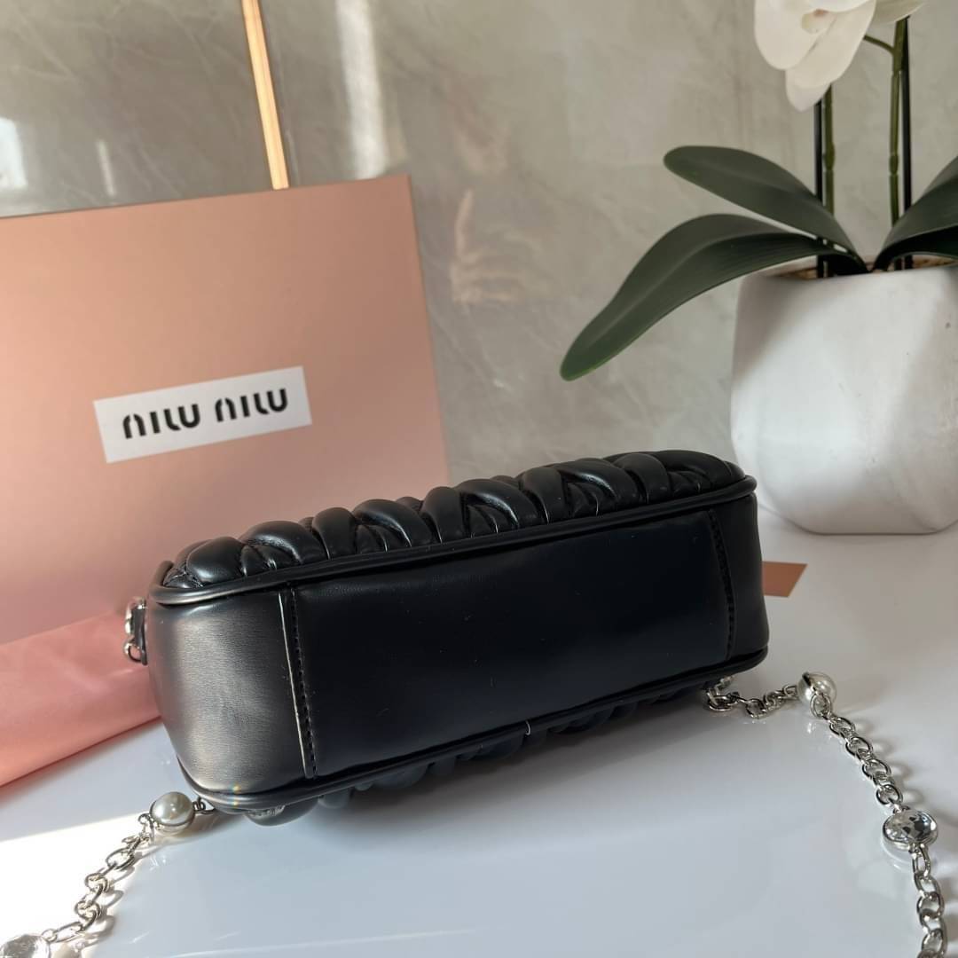 MIU MIU matelasse nappa leather shoulder bag กระเป๋าสะพายข้าง สายสะพายประดับไข่มุกและคริสตัล ให้ความละมุม ลุคคุณหนูน่ารักสุดๆคะ