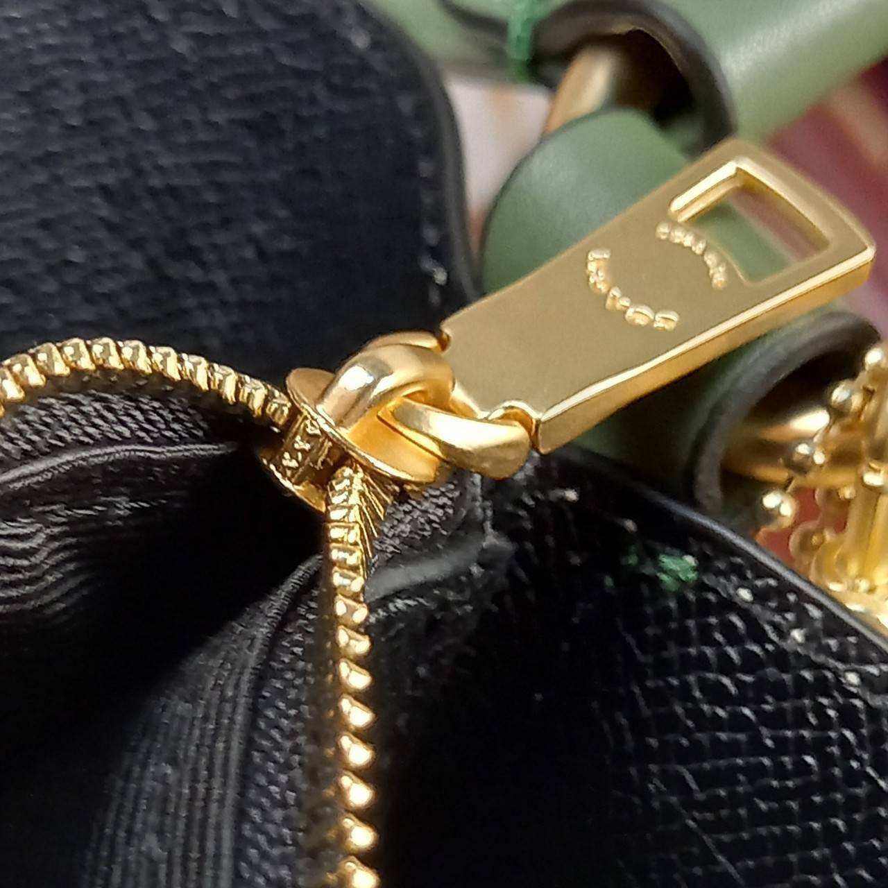 ใบใหญ่ 10" COACH TOWN BUCKET BAG IN SIGNATURE CANVAS (COACH 91512) 🌺 เป็นสีที่ขายดีมากๆ และหายากมากๆด้วย!! //ขนาด 10 นิ้ว ใส่ของได้จุใจ!! //กระเป๋าสะพายข้าง //วัสดุหนังแคนวาสอย่างดี หนังสวย อยู่ทรง มีสายสะพายยาว ใช้สะพายเป็นคลอสบอดี้ได้ สายยา