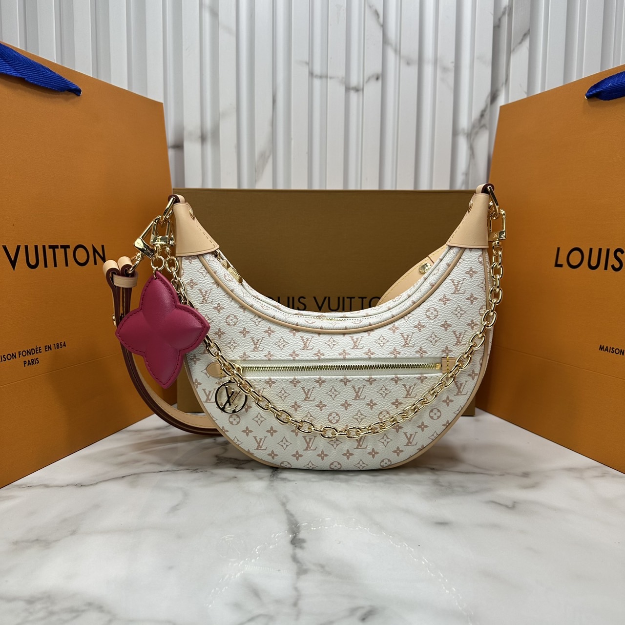 ORI หนังแท้ | LV Loop PM Bag กระเป๋าสะพาย ดีไซน์ทรงพระจันทร์ครึ่งเสี้ยวได้แรงบันดาลใจจากกระเป๋ารุ่น Croissant อันเป็นตำนานของเมซง รูปทรงกระเป๋ากะทัดรัดรับกับรูปร่างมาพร้อมสายโซ่